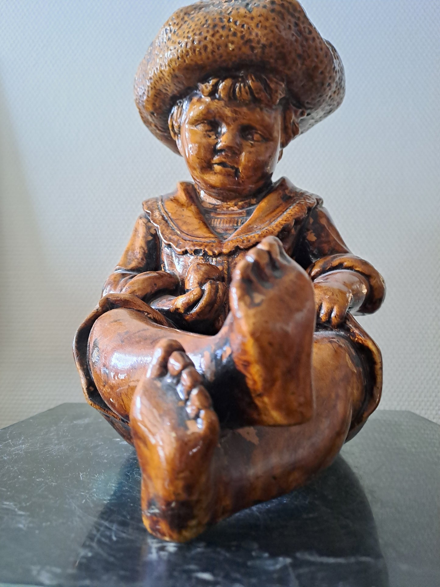 Statue Petit Garçon. En grès.