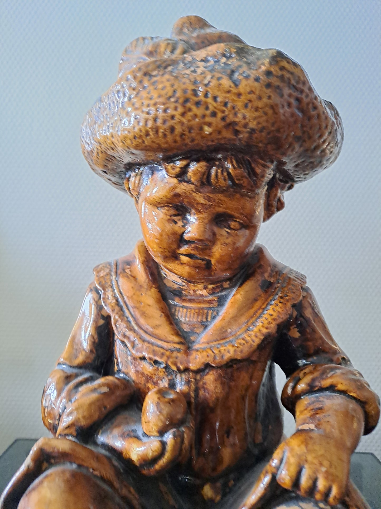 Statue Petit Garçon. En grès.