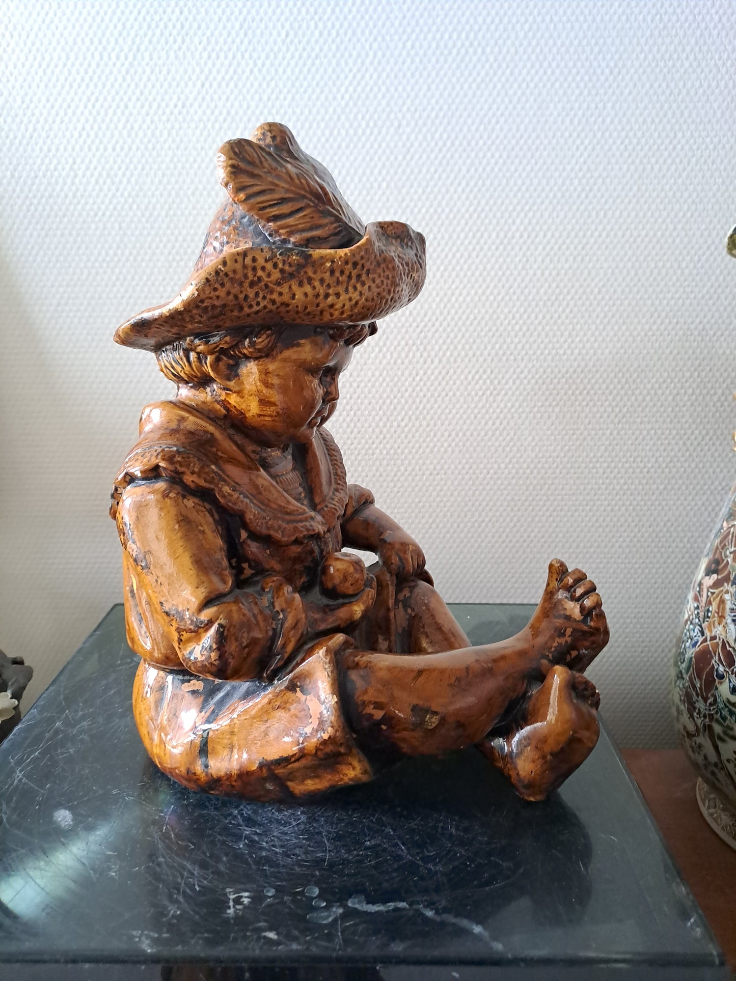 Statue Petit Garçon. En grès.