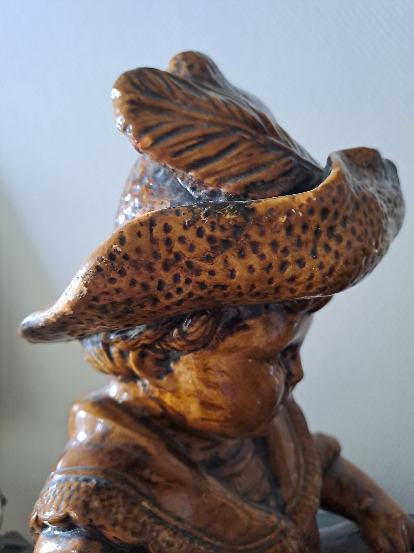 Statue Petit Garçon. En grès.