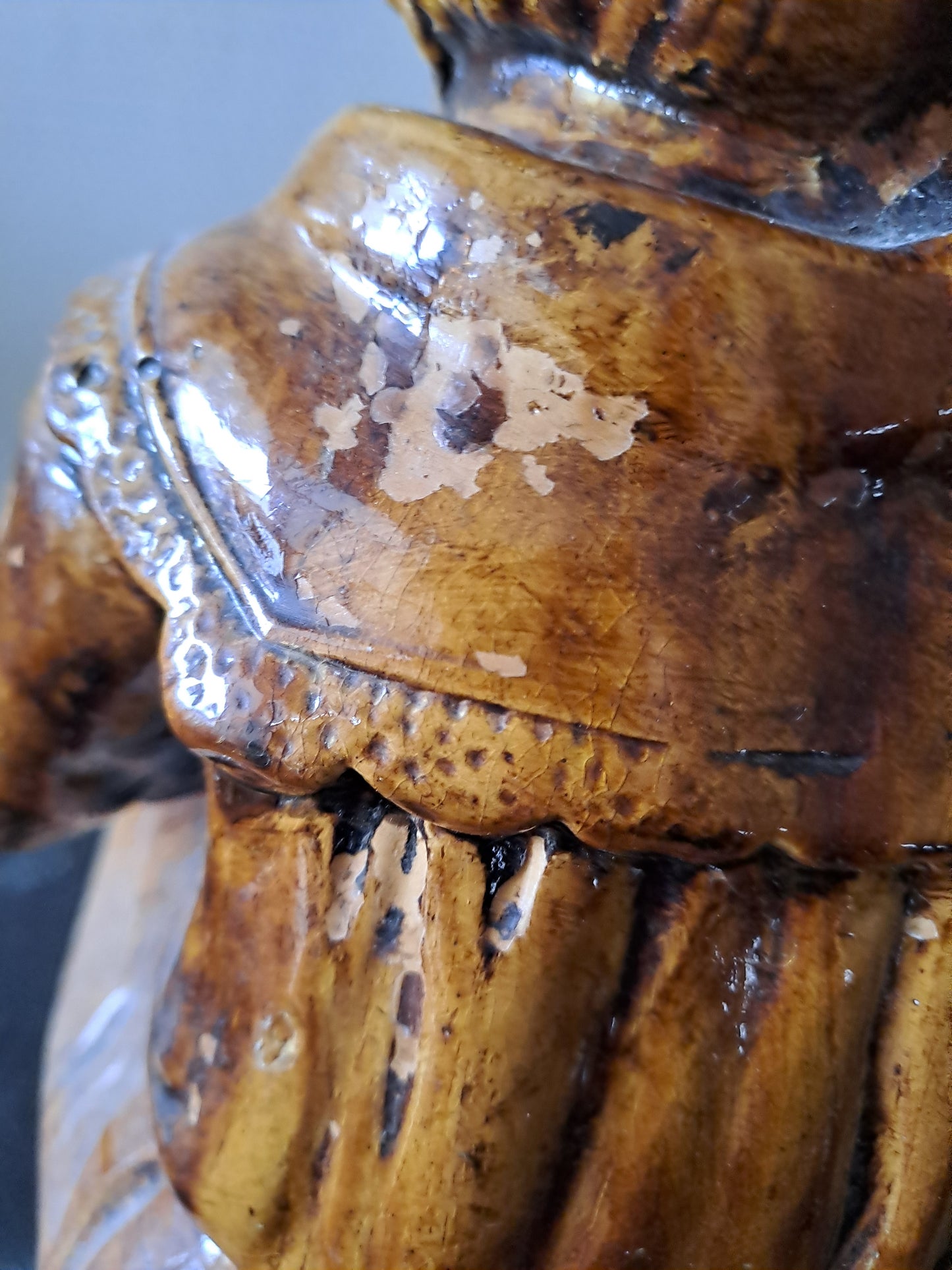 Statue Petit Garçon. En grès.