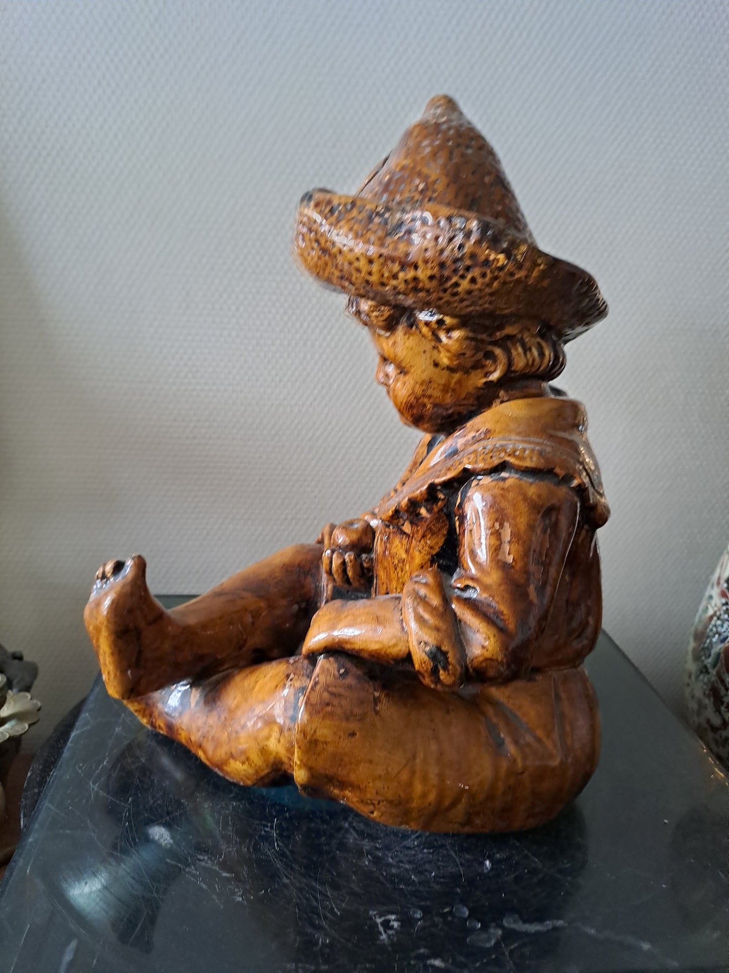 Statue Petit Garçon. En grès.