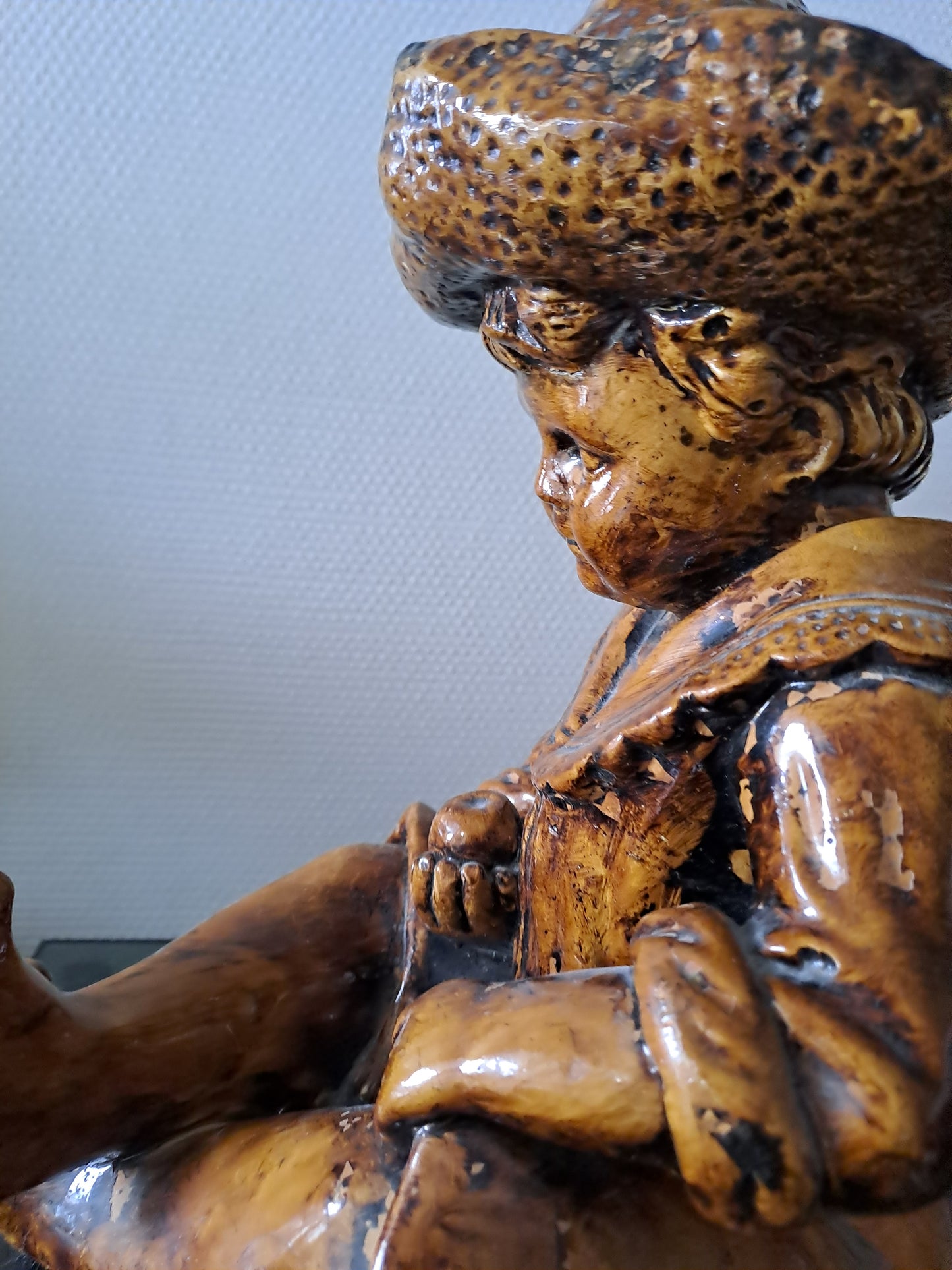 Statue Petit Garçon. En grès.