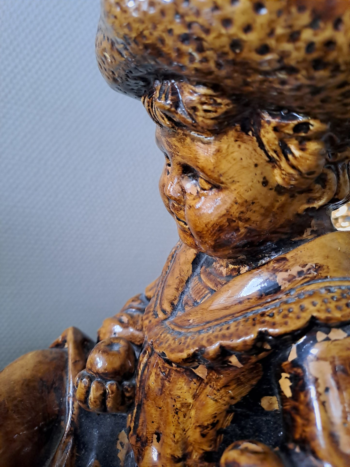 Statue Petit Garçon. En grès.