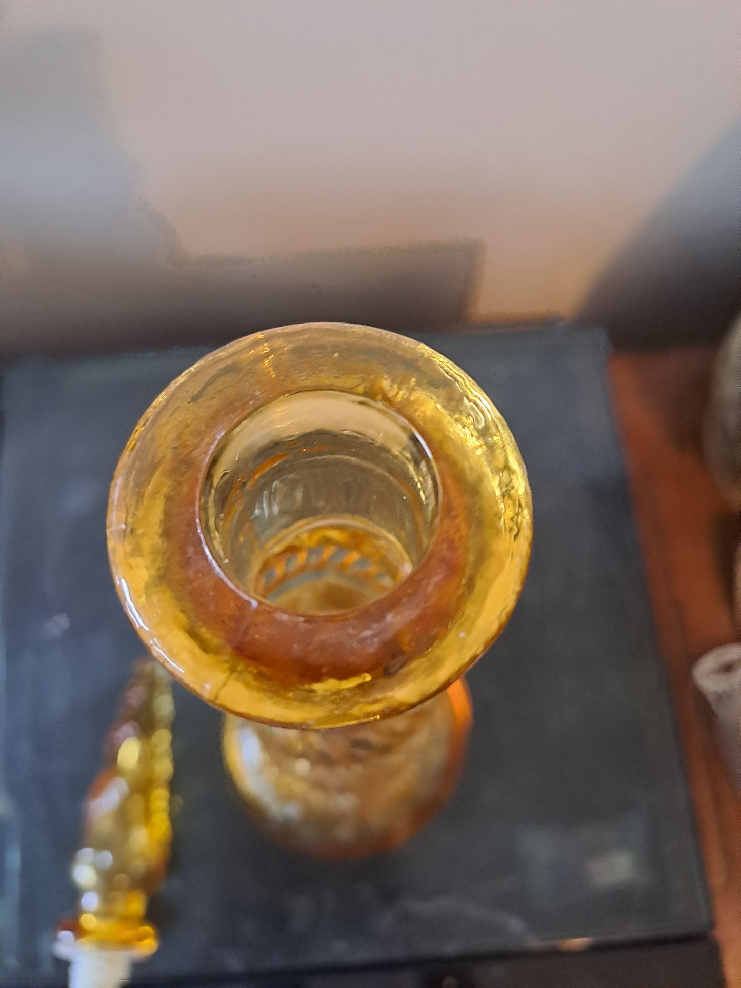 Décanteur/ Bouteille En Verre Moulé D'Empoli. Jaune Ambré. 43.5 Cm.