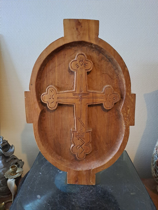 Croix Sculpté Dans Bois Massif.