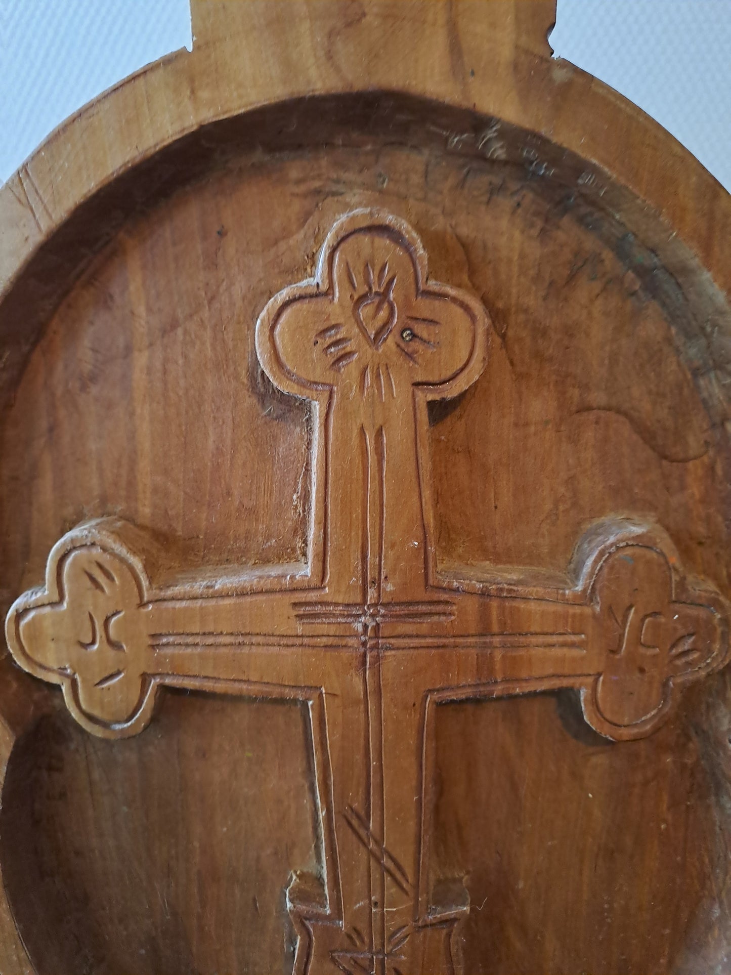 Croix Sculpté Dans Bois Massif.