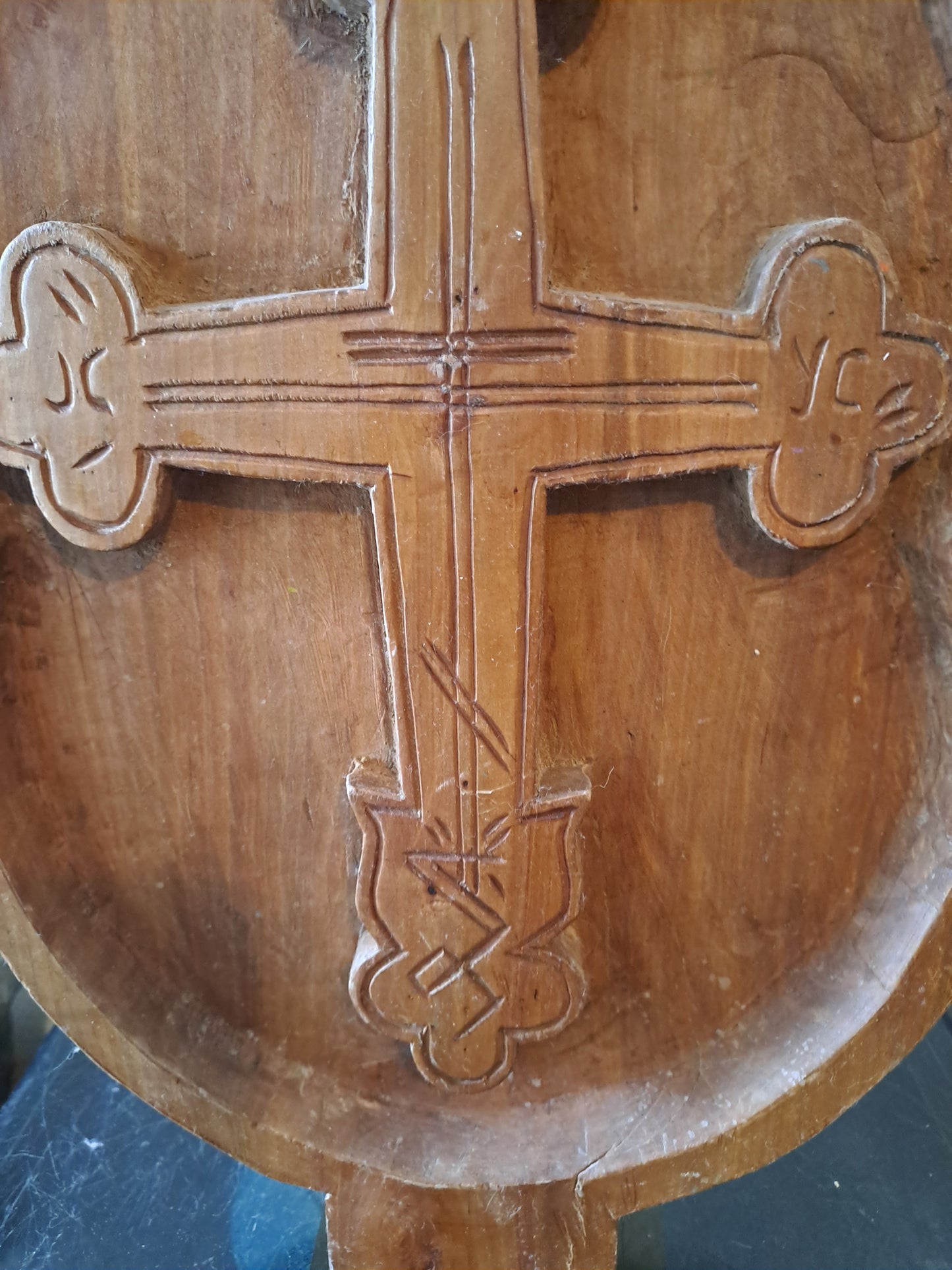 Croix Sculpté Dans Bois Massif.