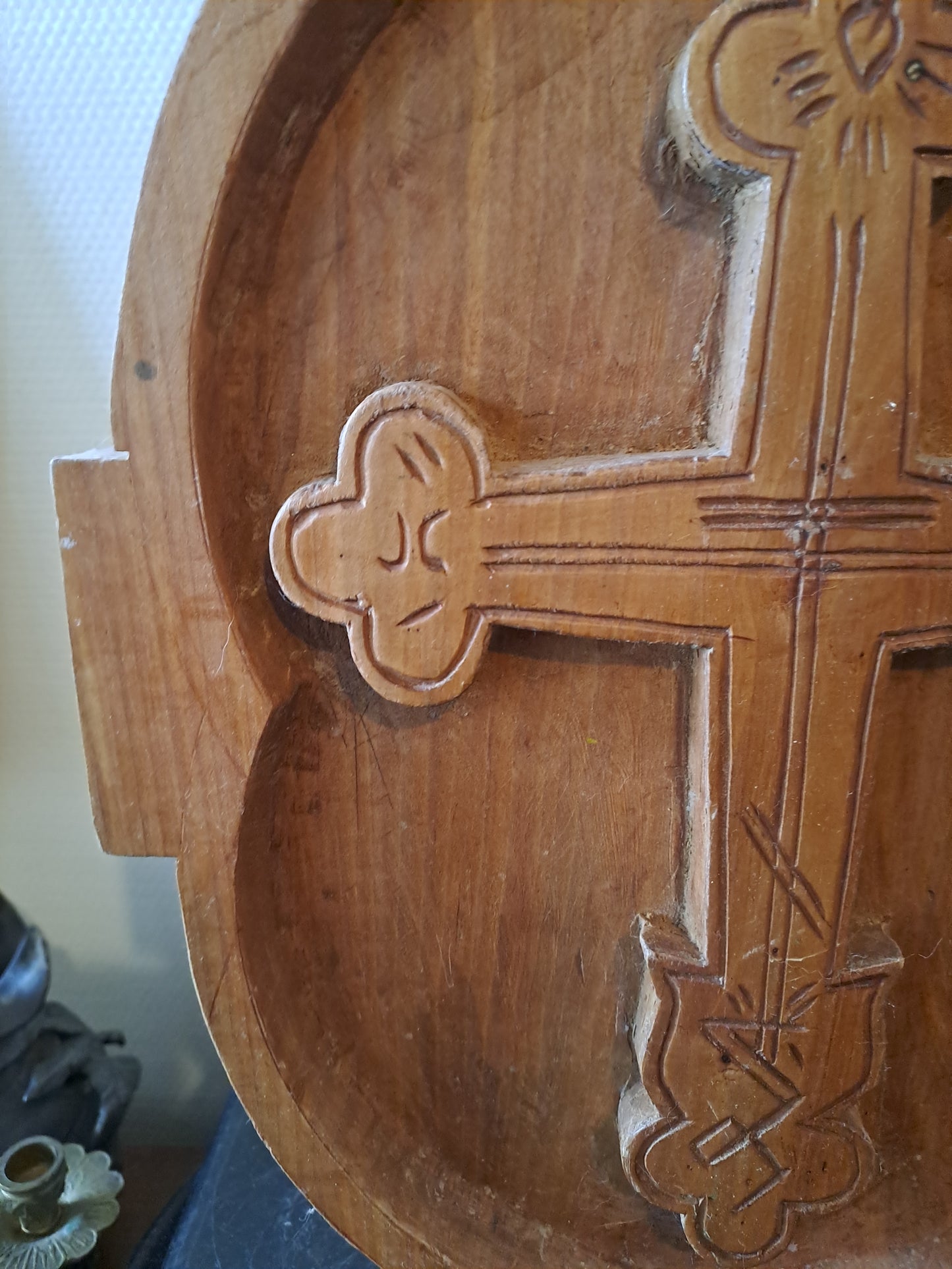 Croix Sculpté Dans Bois Massif.