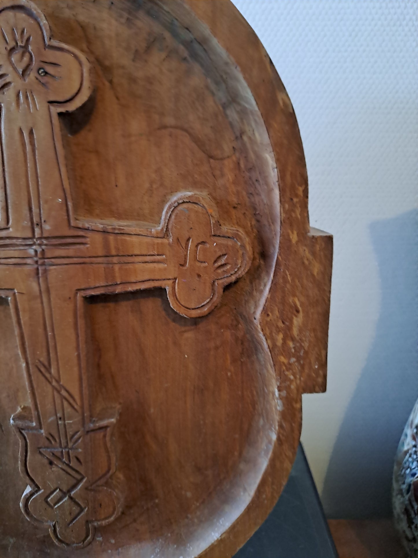 Croix Sculpté Dans Bois Massif.