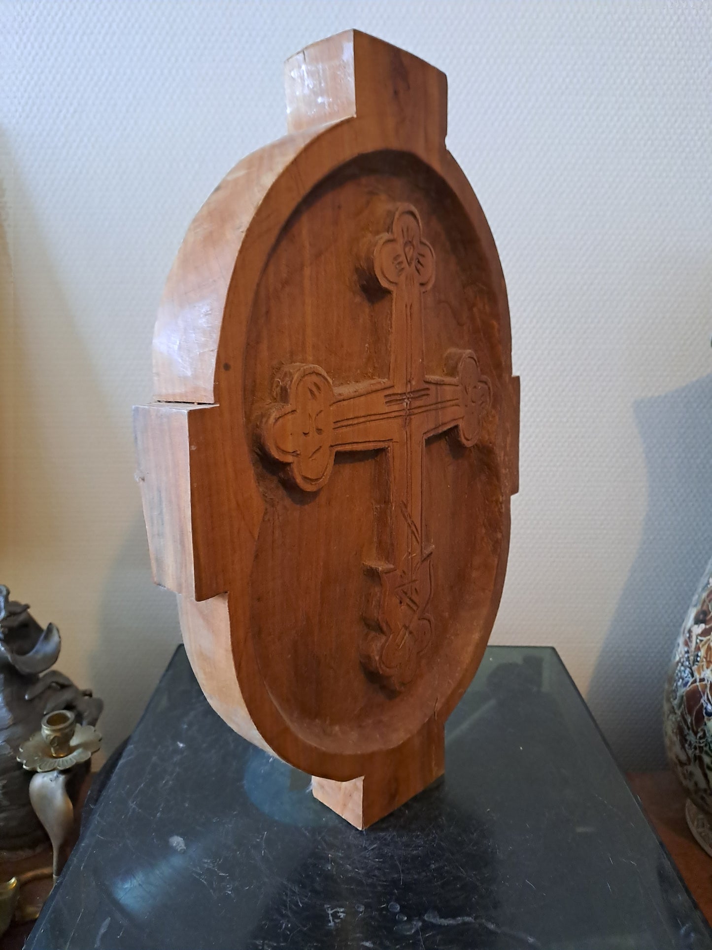 Croix Sculpté Dans Bois Massif.