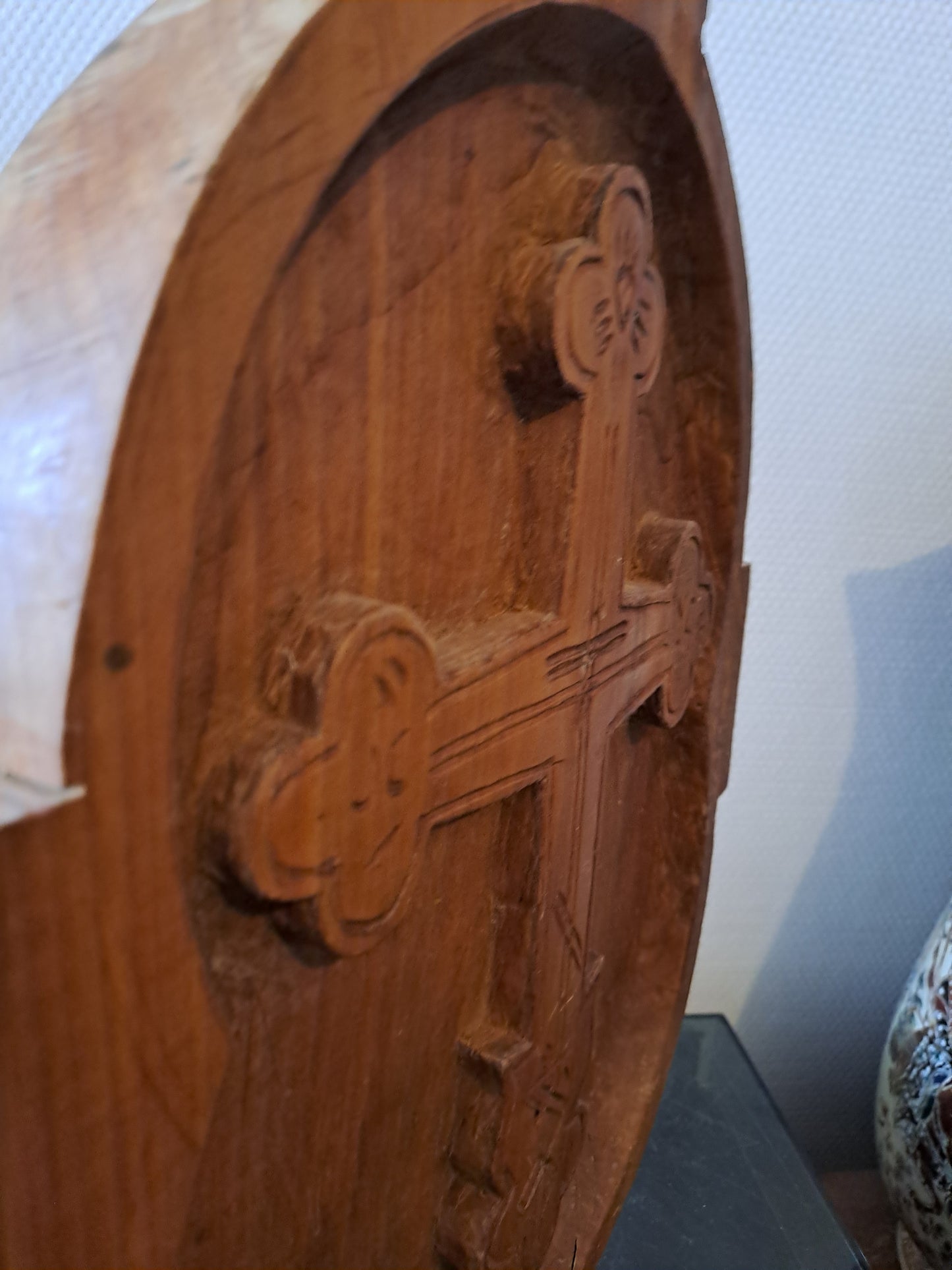 Croix Sculpté Dans Bois Massif.