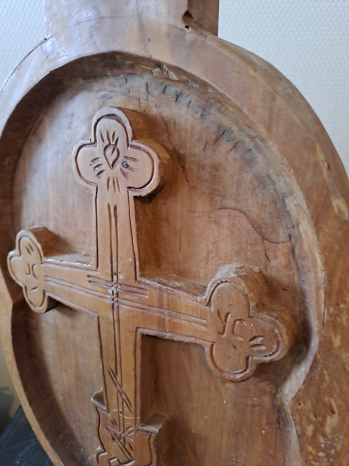 Croix Sculpté Dans Bois Massif.