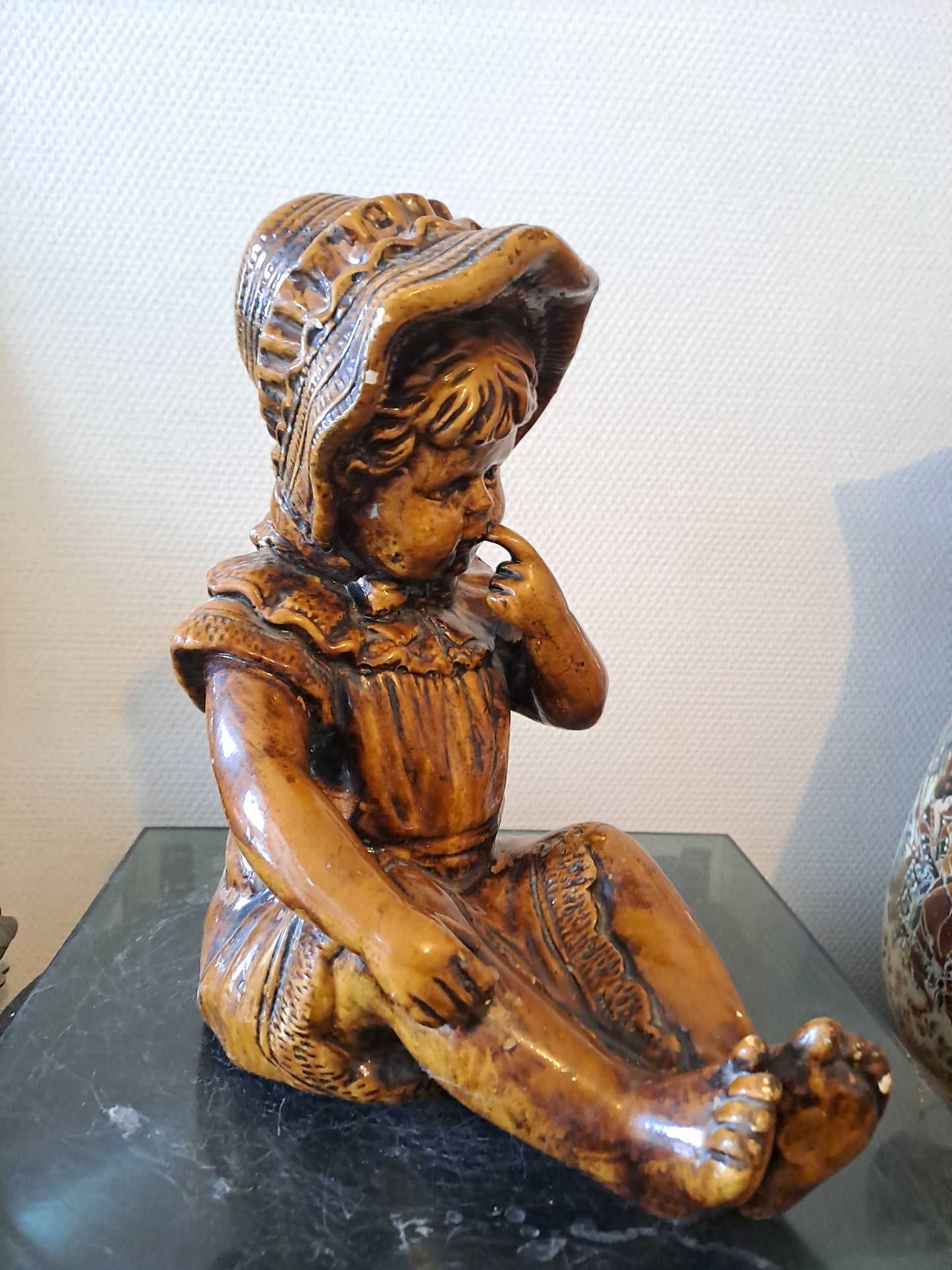 Statue Fillette. En grés.