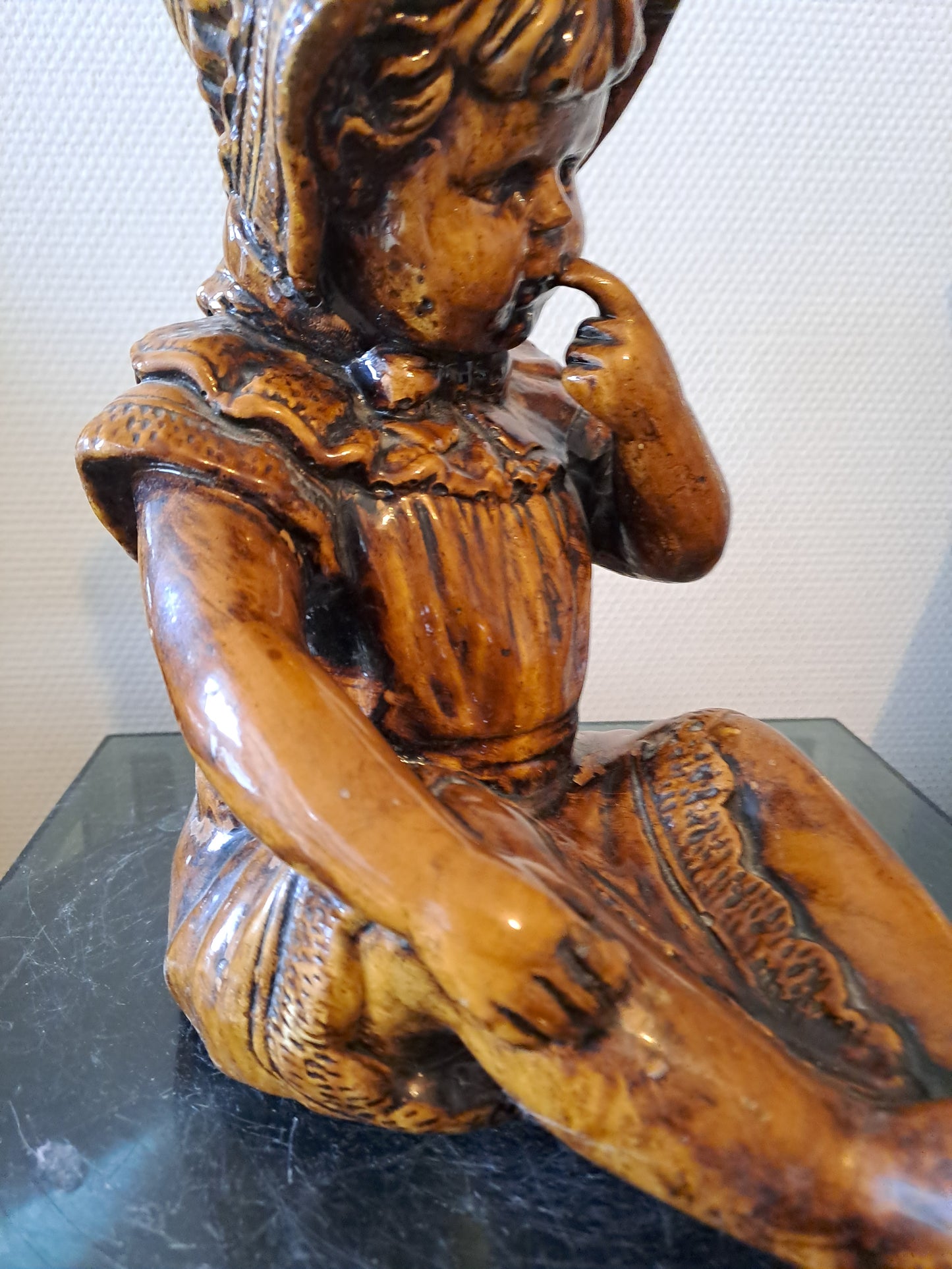 Statue Fillette. En grés.