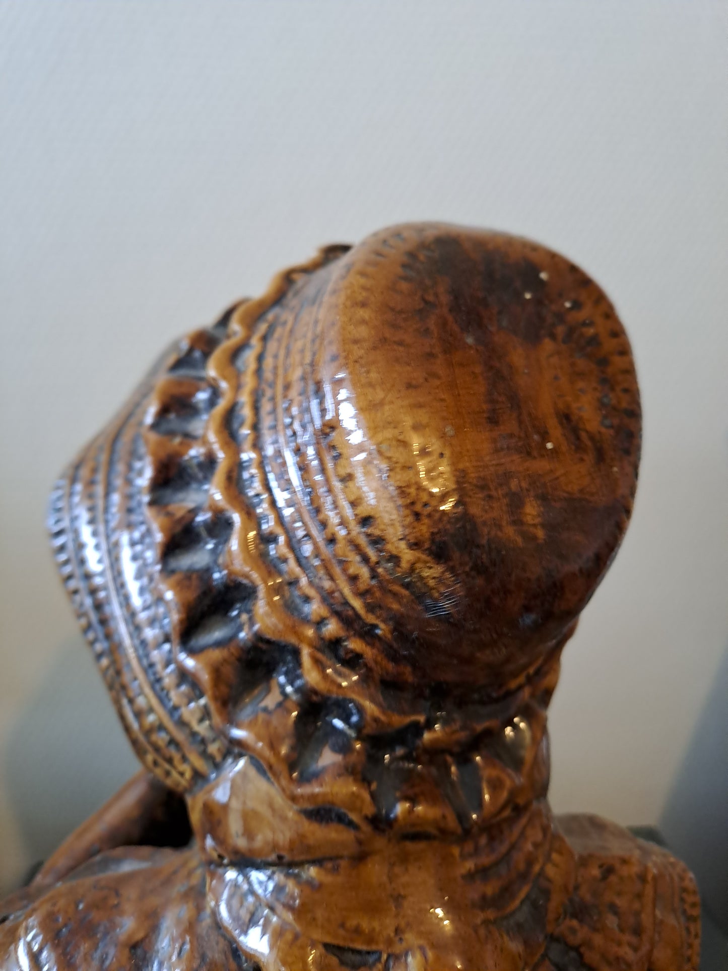 Statue Fillette. En grés.