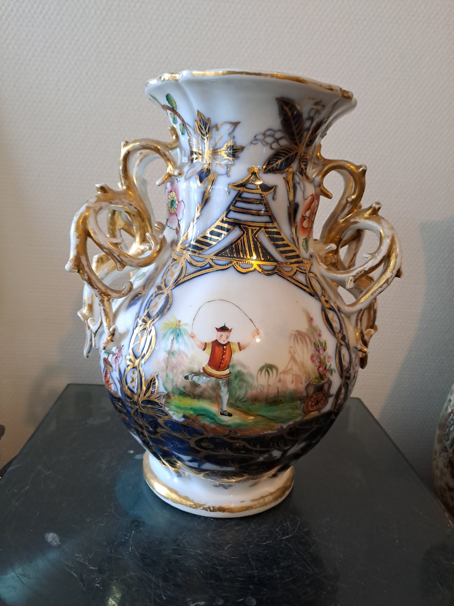Vase En Porcelaine de Bayeux. Période Gosse ( 1849-1877). Ancien décoration vintage.