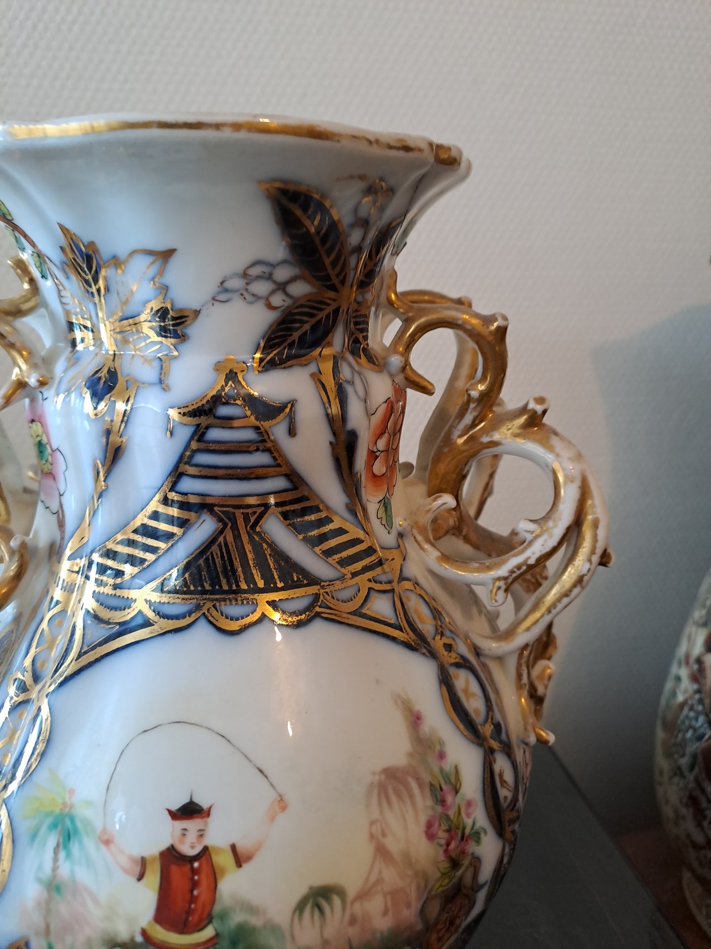 Vase En Porcelaine de Bayeux. Période Gosse ( 1849-1877). Ancien décoration vintage.