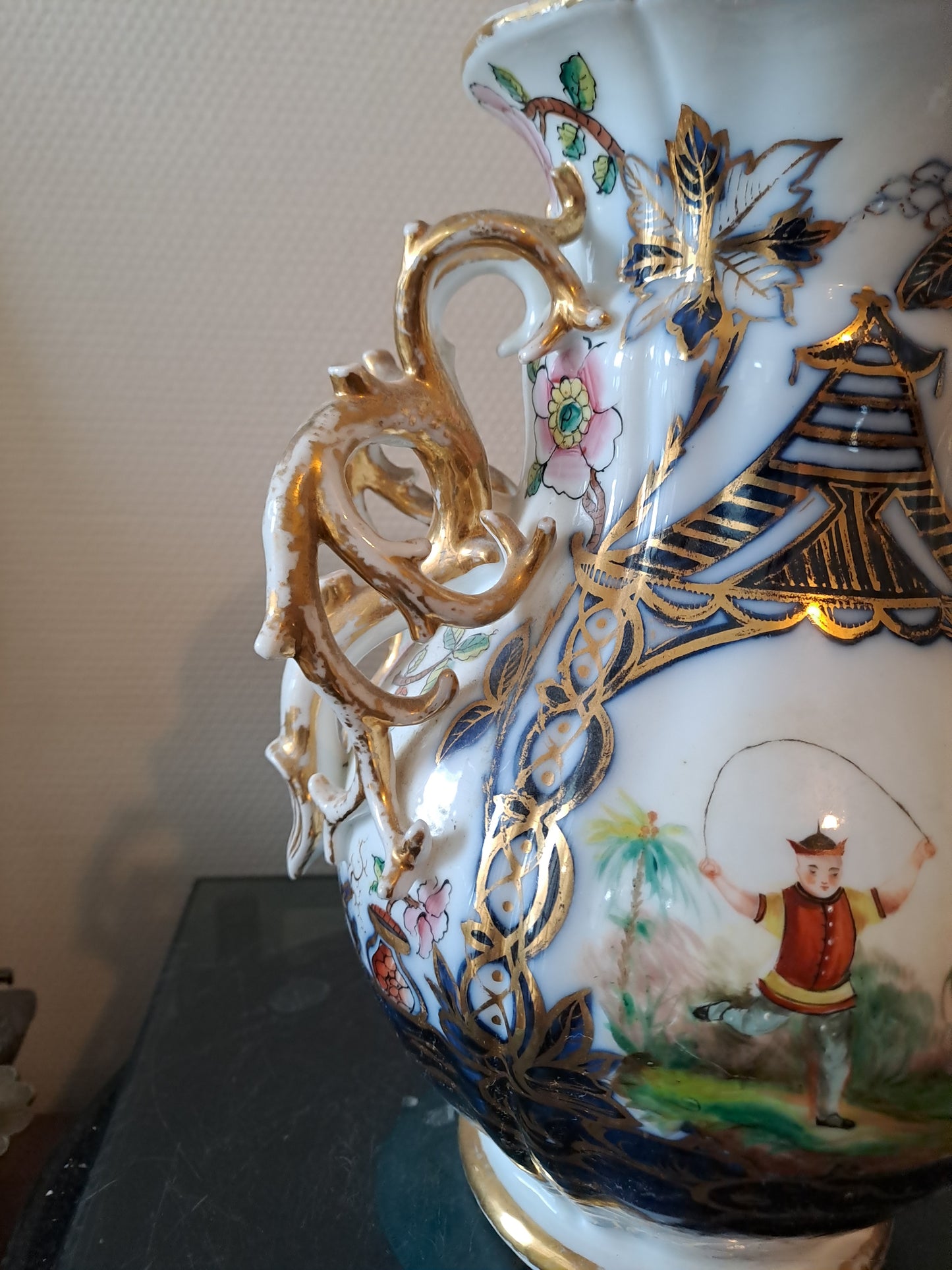 Vase En Porcelaine de Bayeux. Période Gosse ( 1849-1877). Ancien décoration vintage.