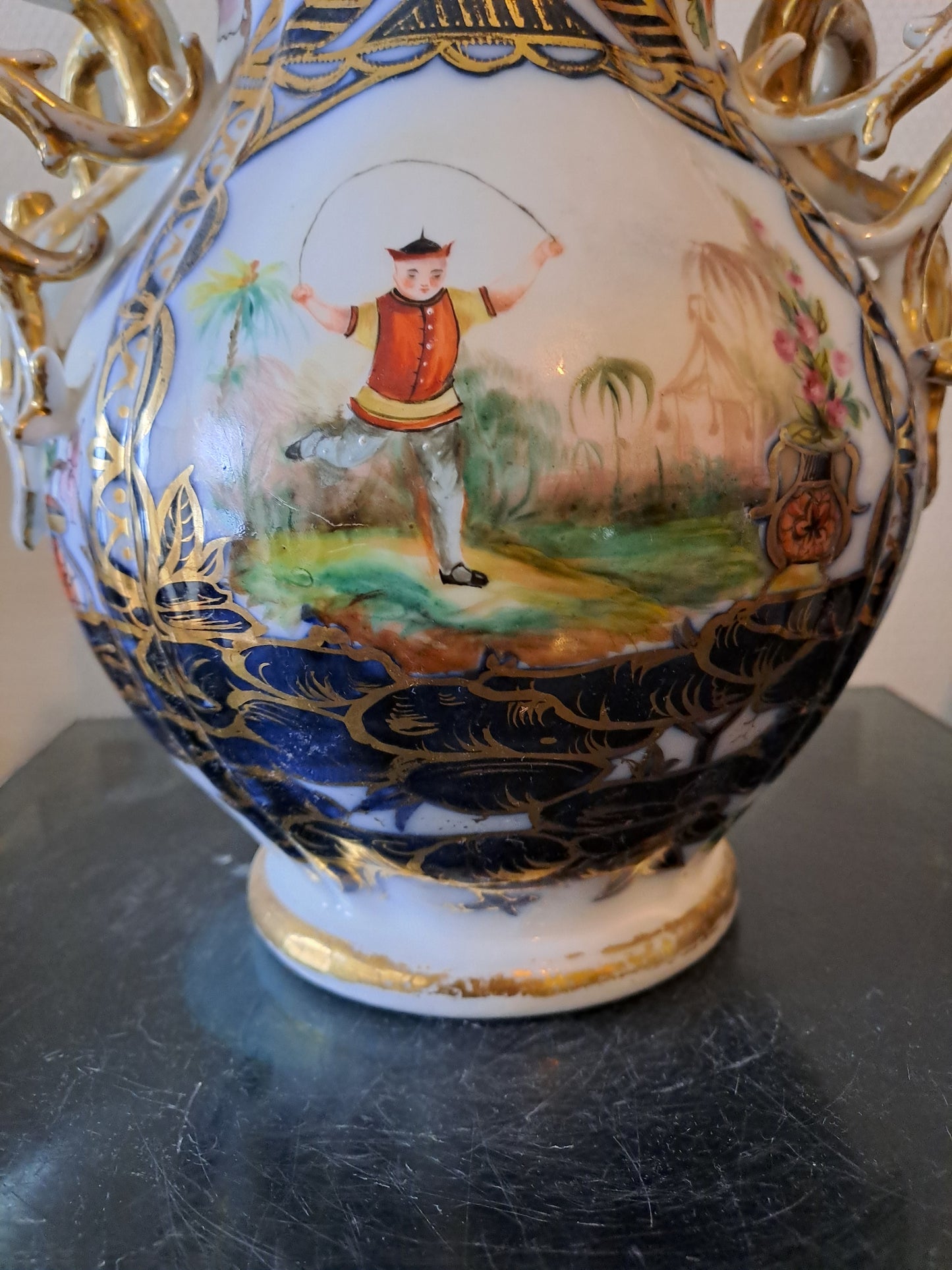 Vase En Porcelaine de Bayeux. Période Gosse ( 1849-1877). Ancien décoration vintage.