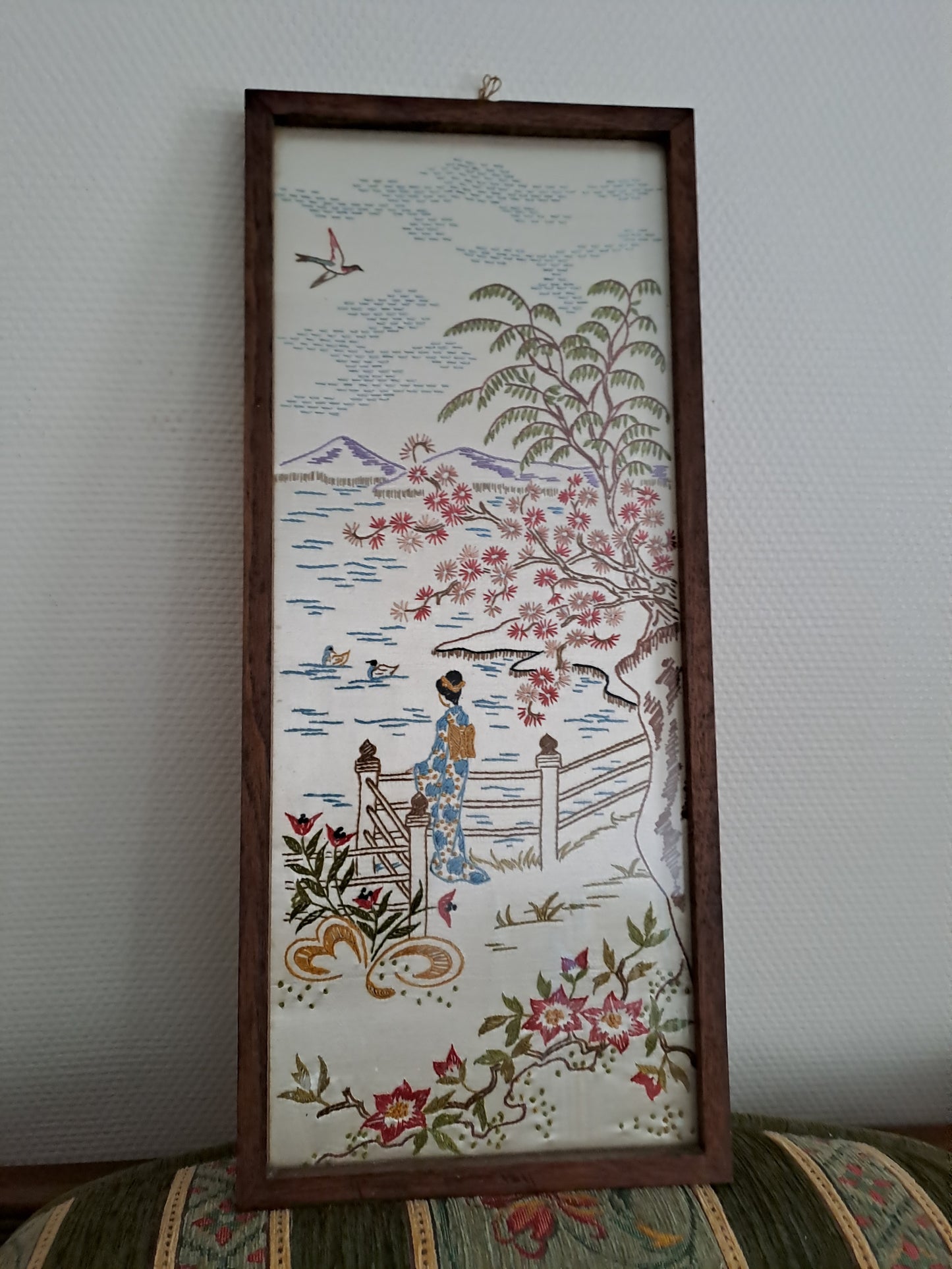 Broderie sur Soie Geisha Au Bord De La Rivière. Cadre En Bois Sous Vitre.