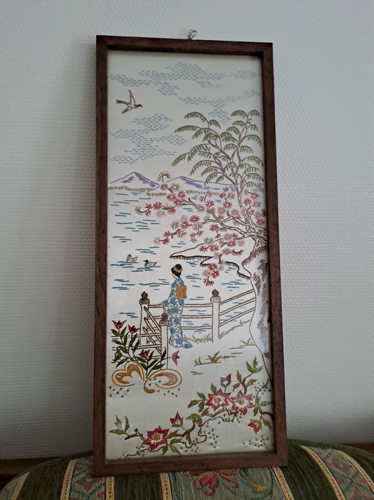 Broderie sur Soie Geisha Au Bord De La Rivière. Cadre En Bois Sous Vitre.