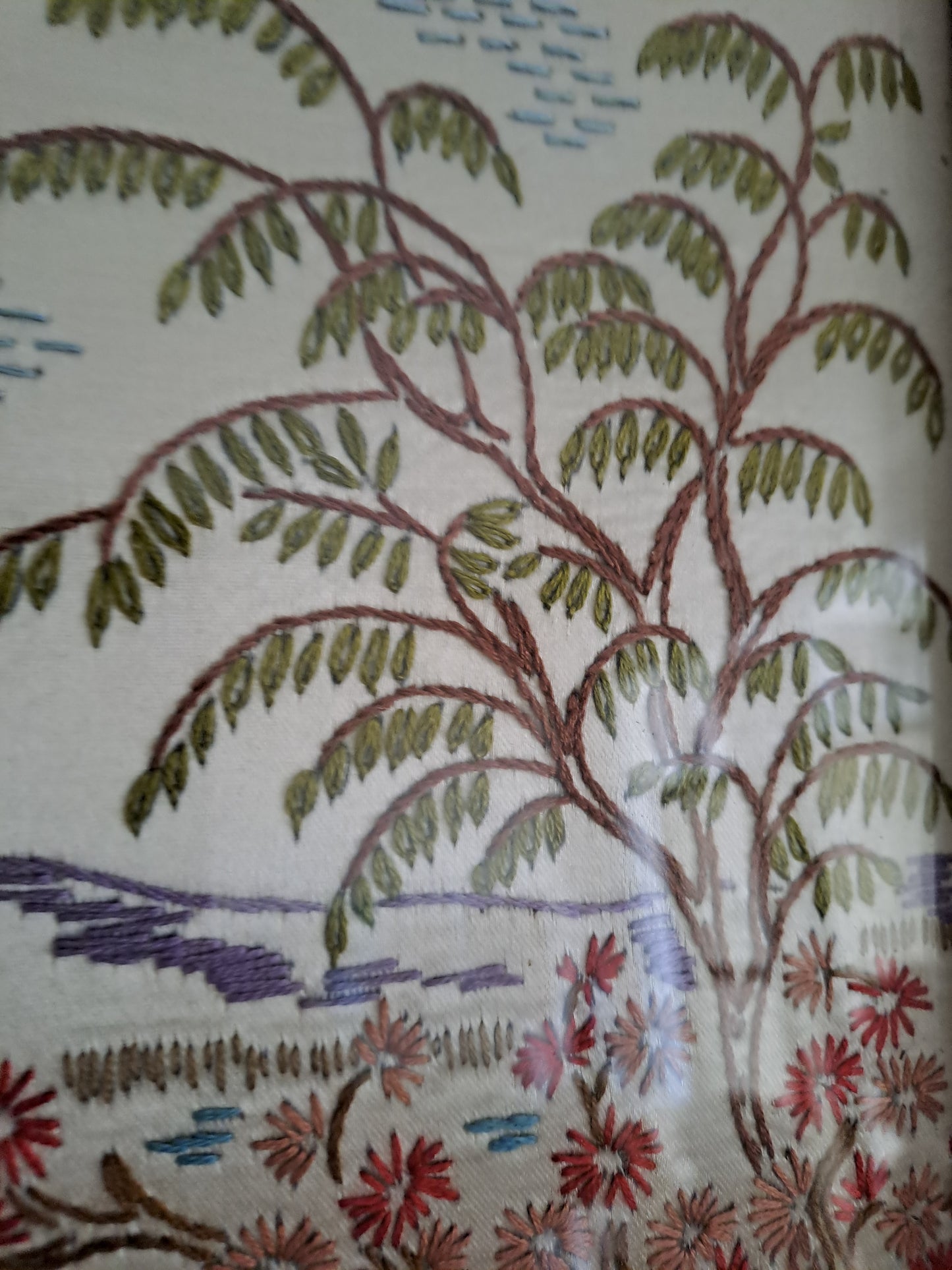 Broderie sur Soie Geisha Au Bord De La Rivière. Cadre En Bois Sous Vitre.