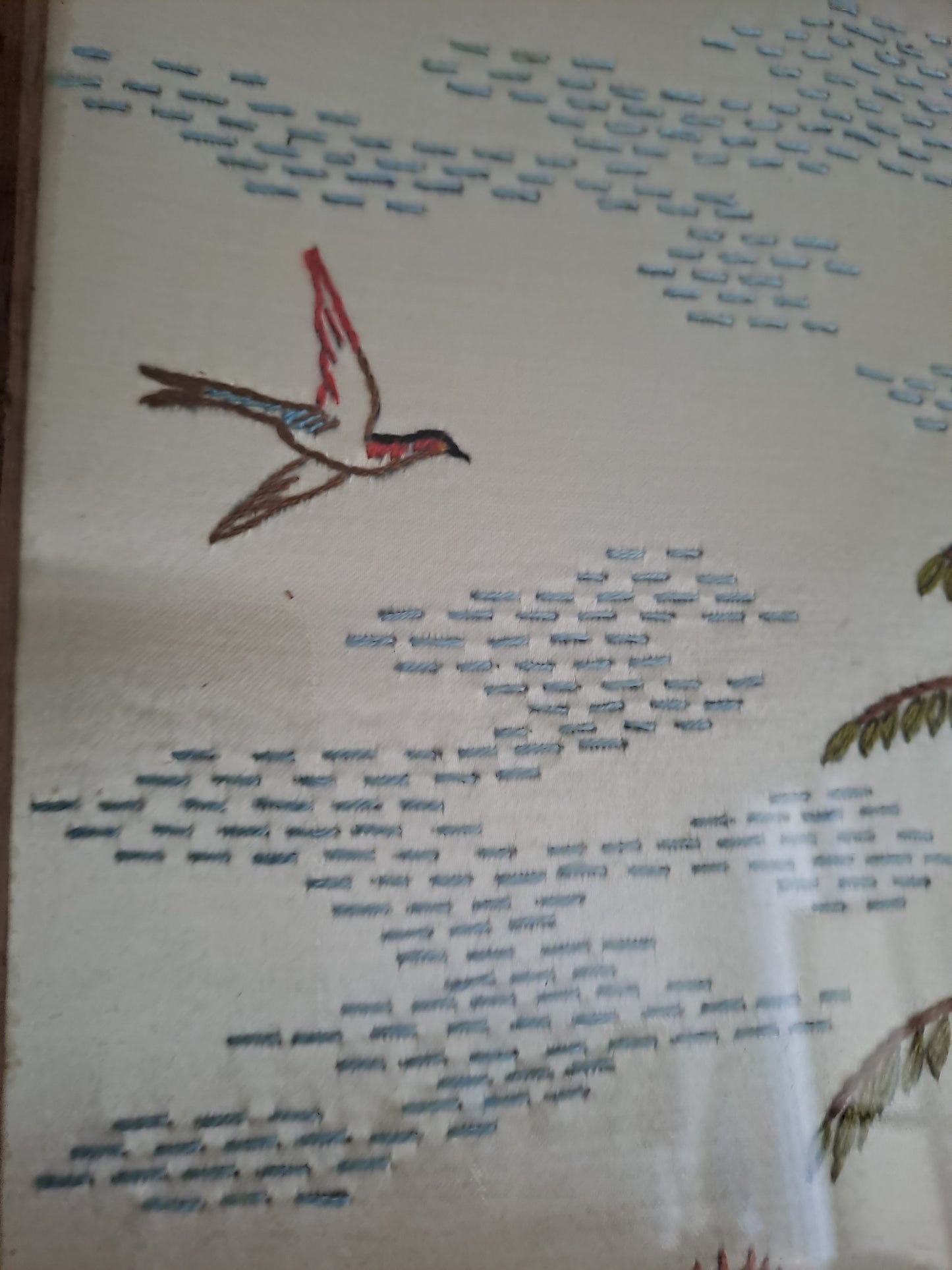 Broderie sur Soie Geisha Au Bord De La Rivière. Cadre En Bois Sous Vitre.