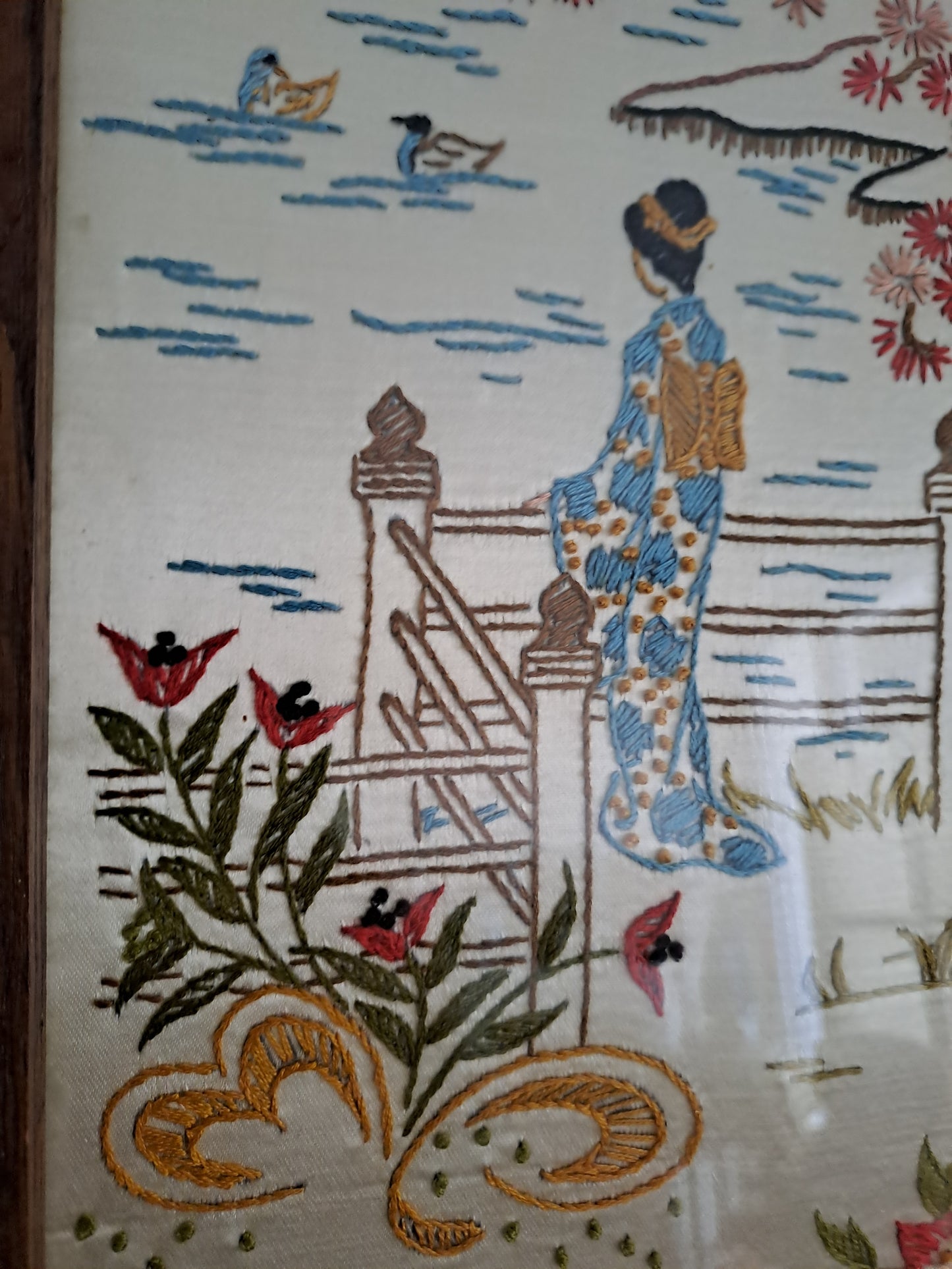 Broderie sur Soie Geisha Au Bord De La Rivière. Cadre En Bois Sous Vitre.
