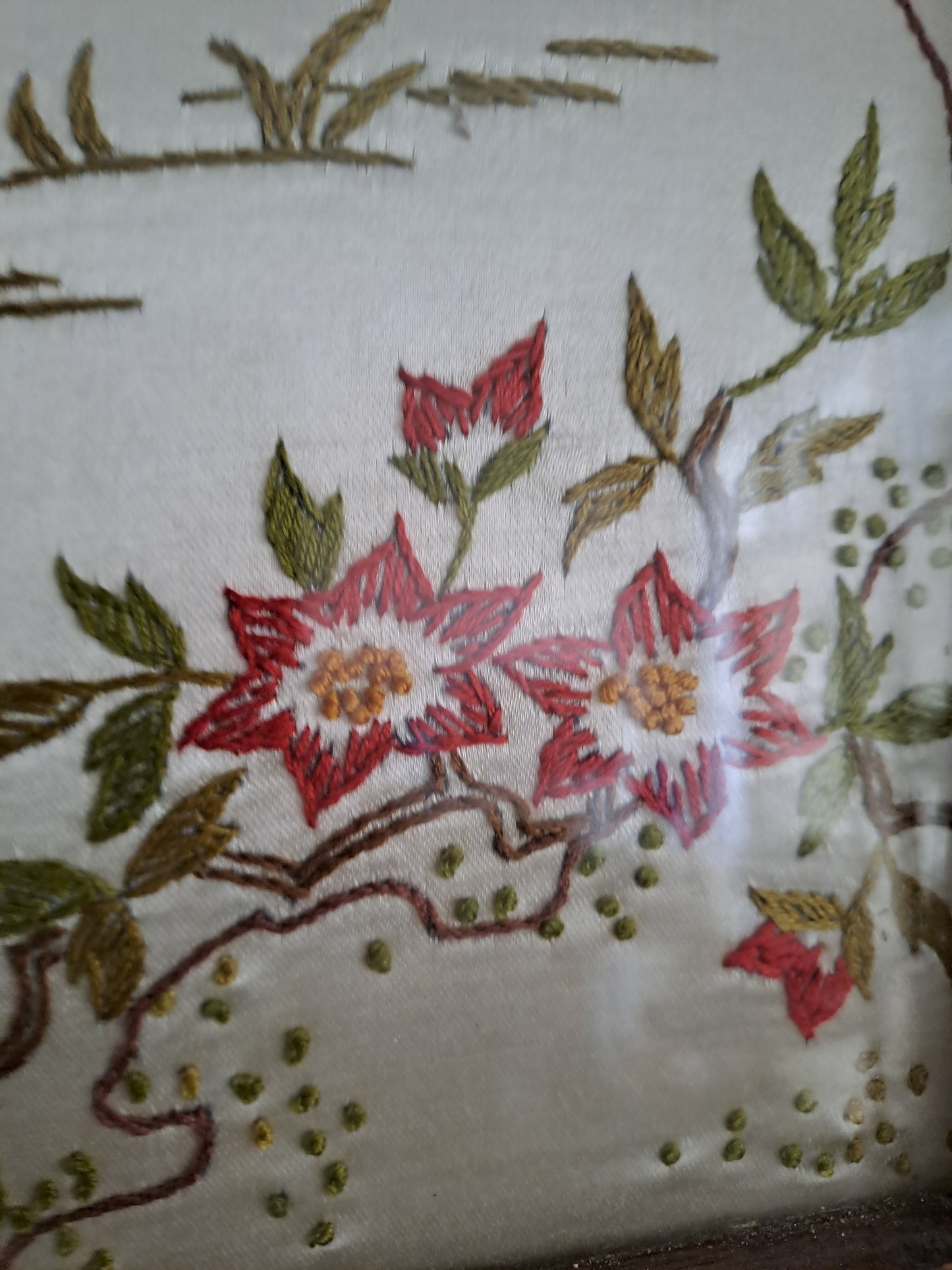 Broderie sur Soie Geisha Au Bord De La Rivière. Cadre En Bois Sous Vitre.