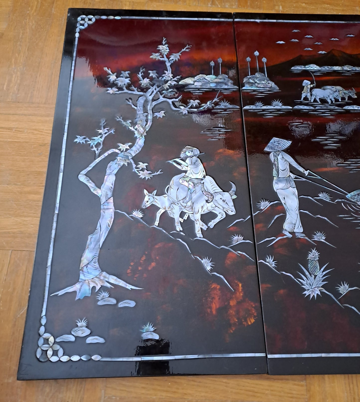 4 Panneaux De Laque Marquetés Instration De Nacre.Bord De Rivière Animée.