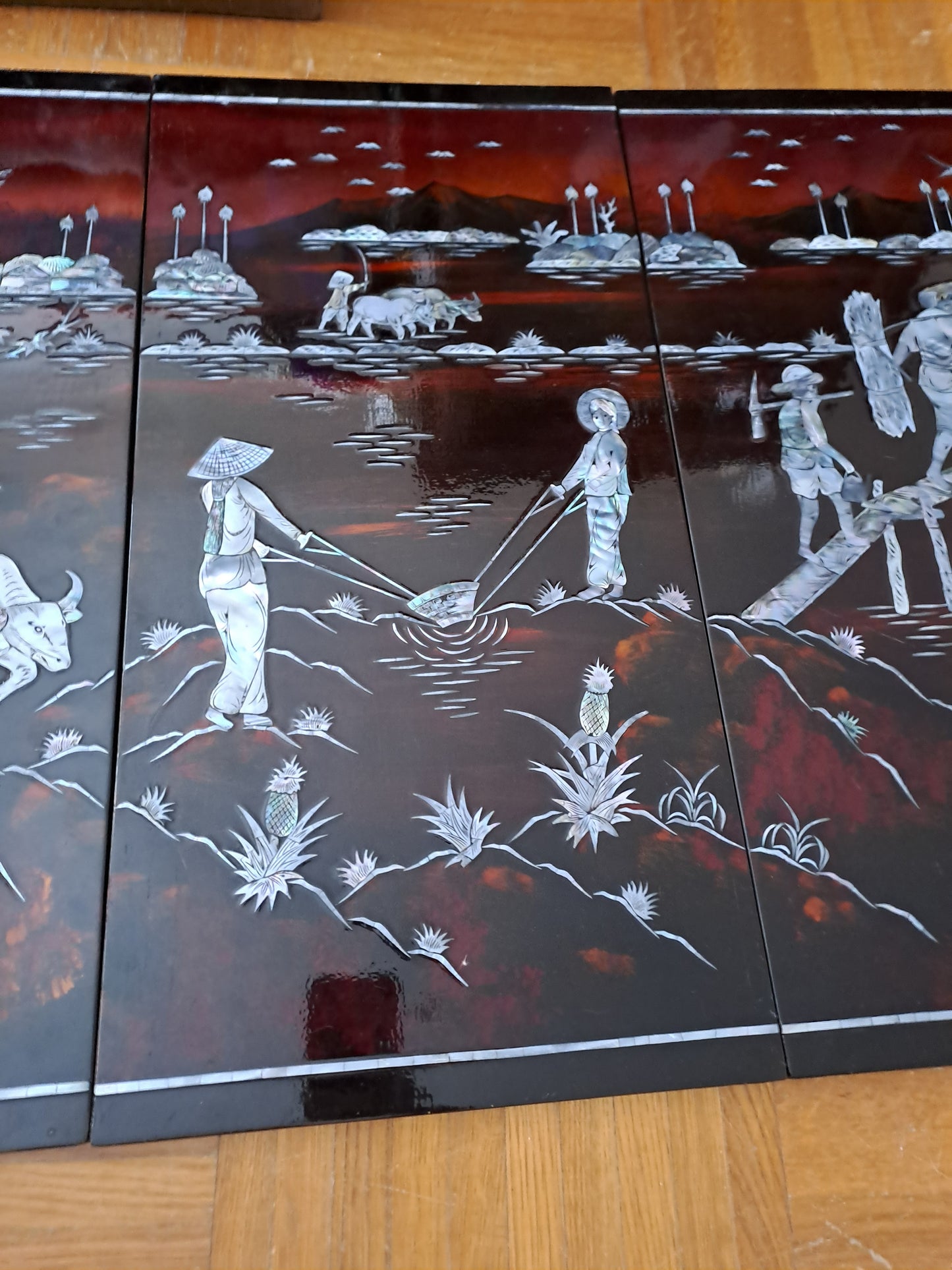 4 Panneaux De Laque Marquetés Instration De Nacre.Bord De Rivière Animée.