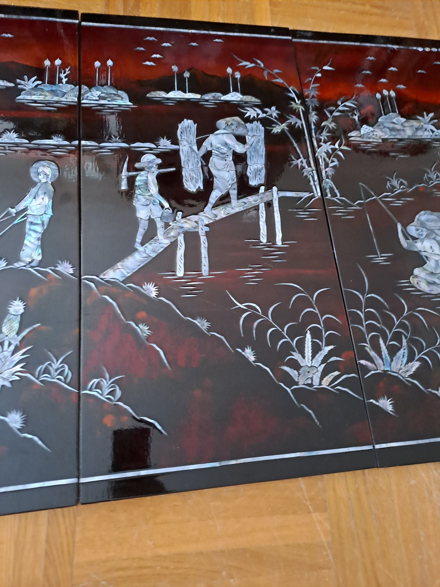 4 Panneaux De Laque Marquetés Instration De Nacre.Bord De Rivière Animée.