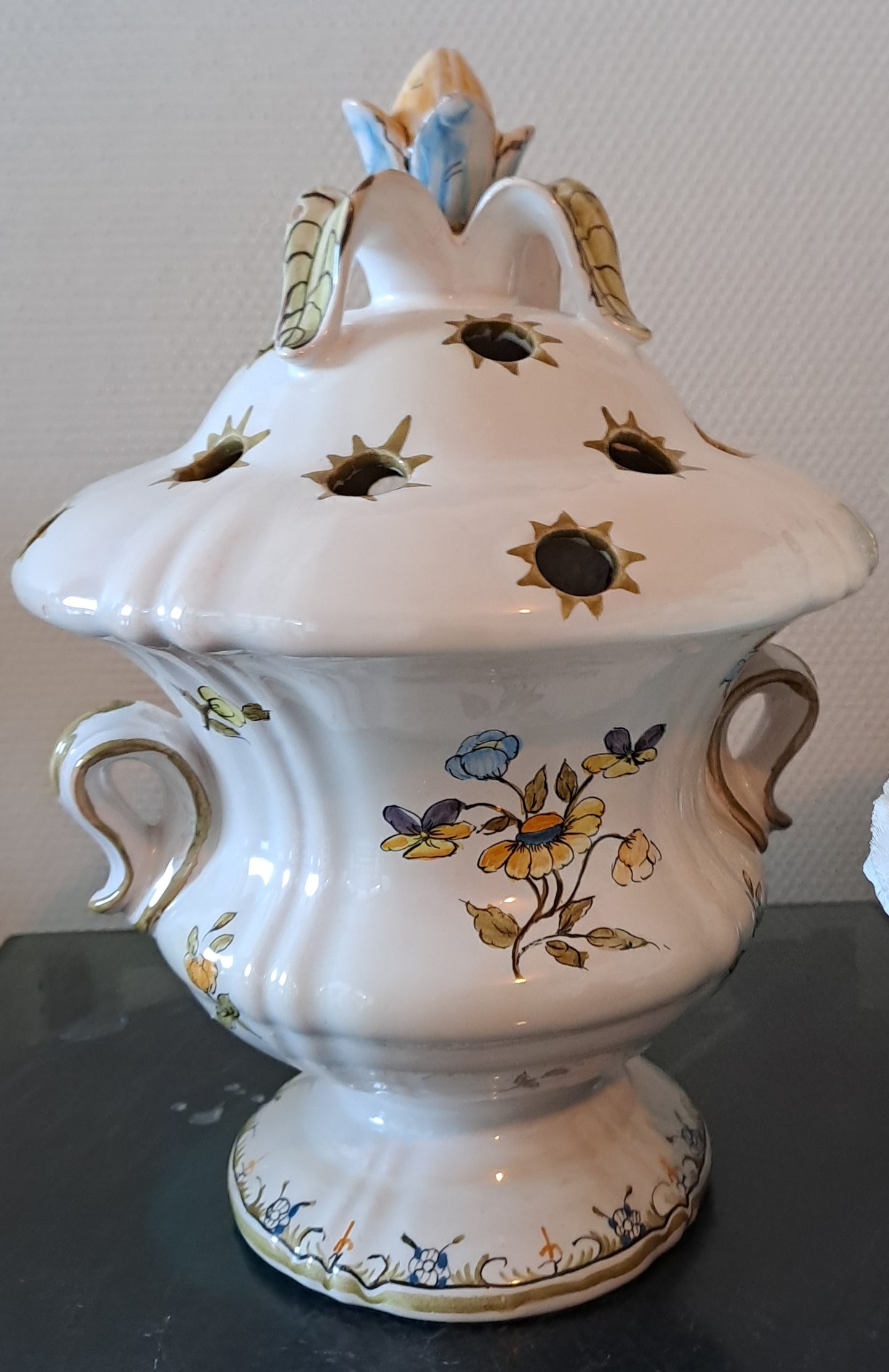 Vase Moustiers. Pique fleurs. Lallier. 27.5 Cm X 19 Cm X 12 Cm.