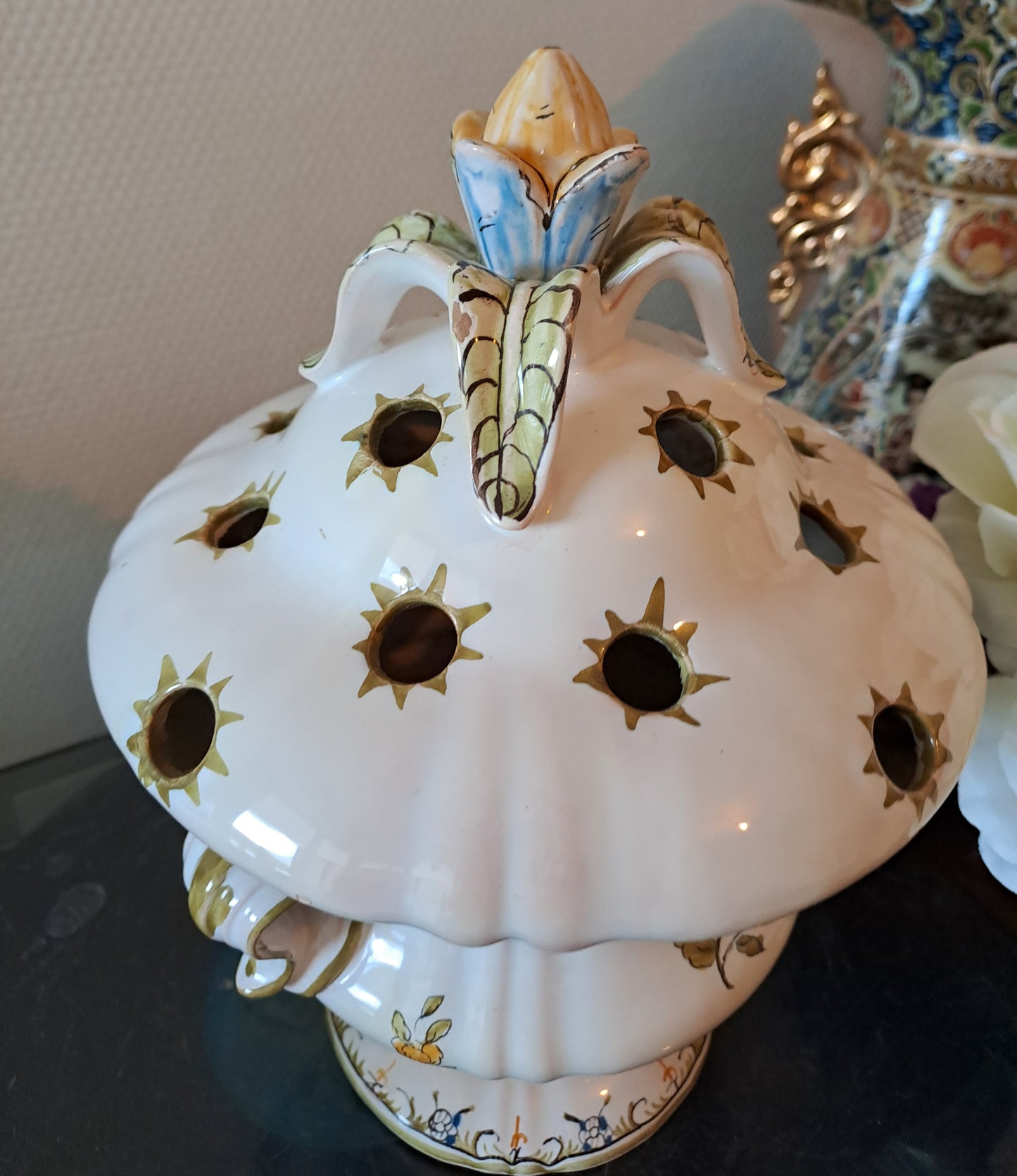 Vase Moustiers. Pique fleurs. Lallier. 27.5 Cm X 19 Cm X 12 Cm.