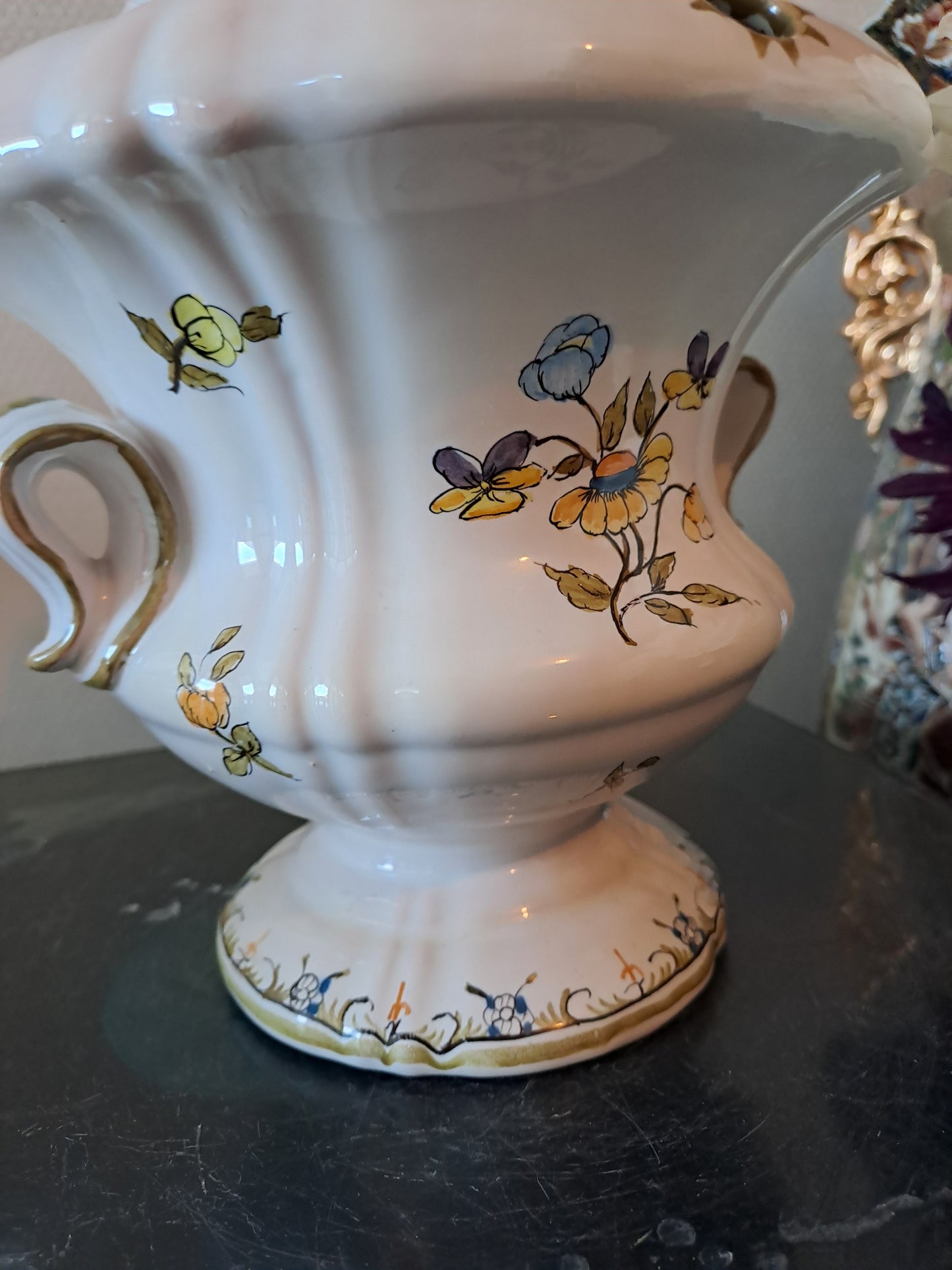 Vase Moustiers. Pique fleurs. Lallier. 27.5 Cm X 19 Cm X 12 Cm.