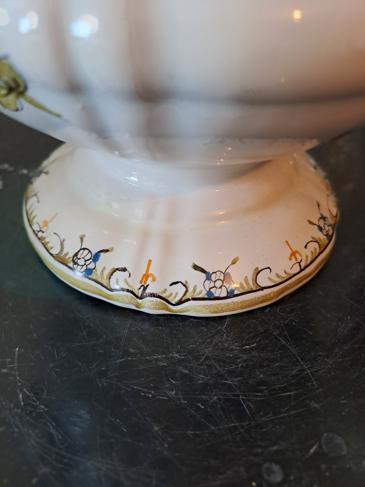 Vase Moustiers. Pique fleurs. Lallier. 27.5 Cm X 19 Cm X 12 Cm.