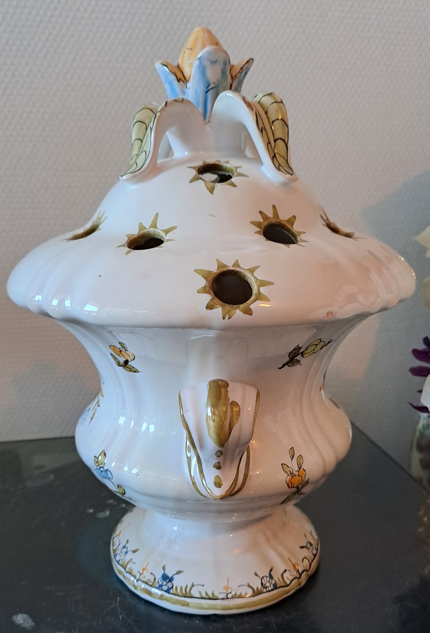 Vase Moustiers. Pique fleurs. Lallier. 27.5 Cm X 19 Cm X 12 Cm.