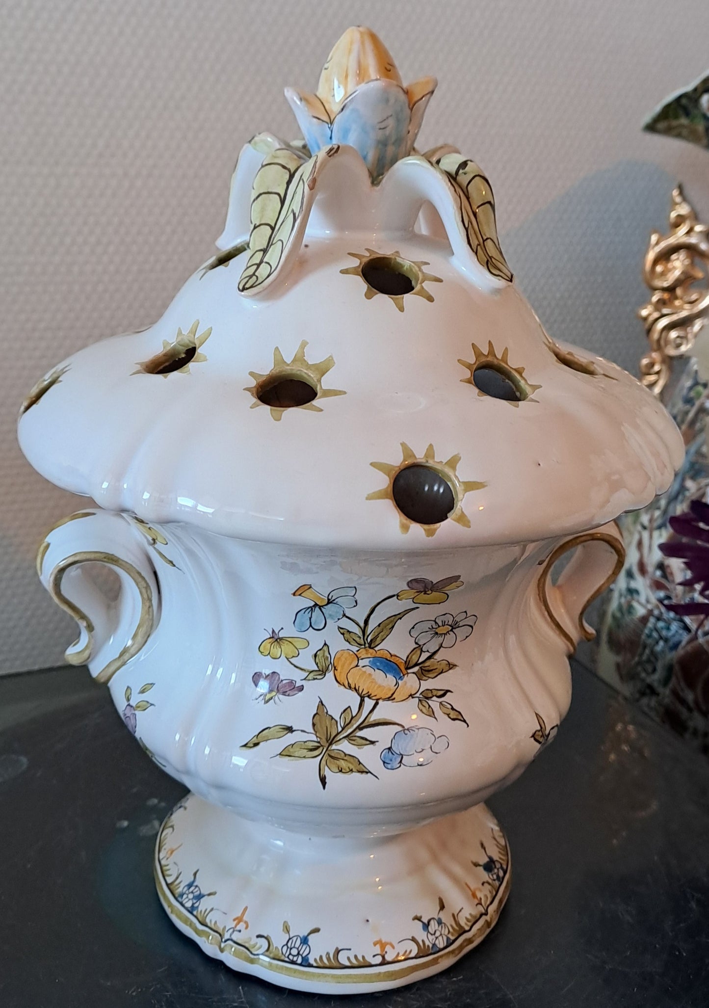 Vase Moustiers. Pique fleurs. Lallier. 27.5 Cm X 19 Cm X 12 Cm.