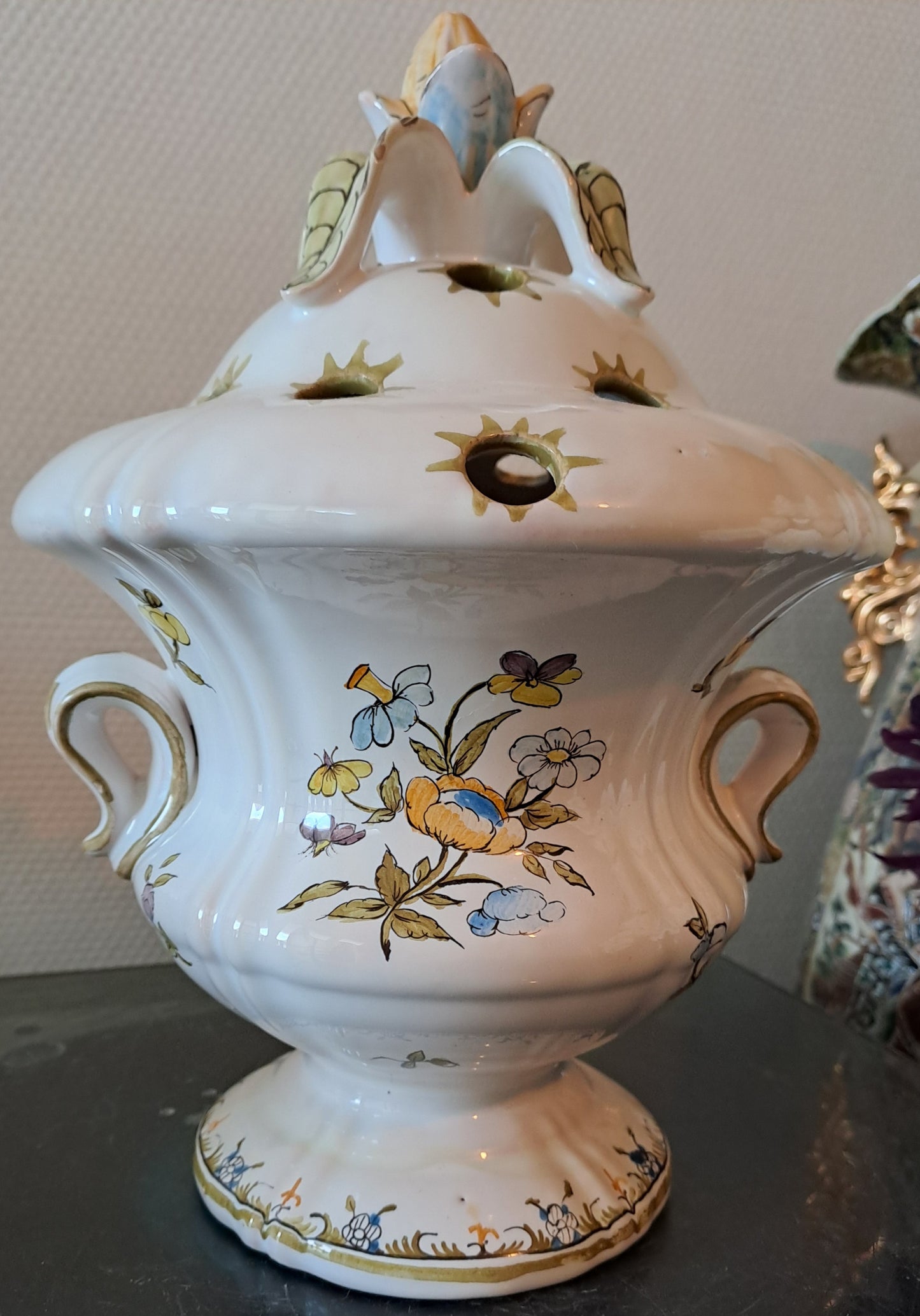 Vase Moustiers. Pique fleurs. Lallier. 27.5 Cm X 19 Cm X 12 Cm.