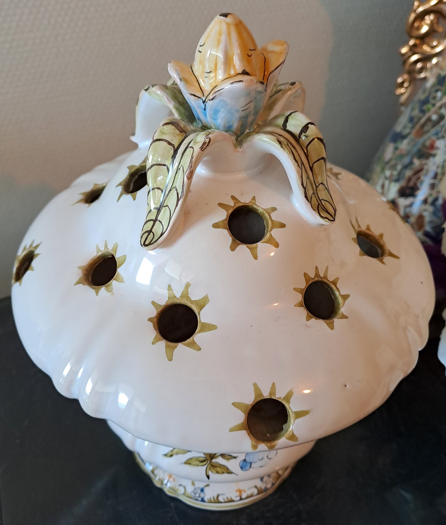 Vase Moustiers. Pique fleurs. Lallier. 27.5 Cm X 19 Cm X 12 Cm.