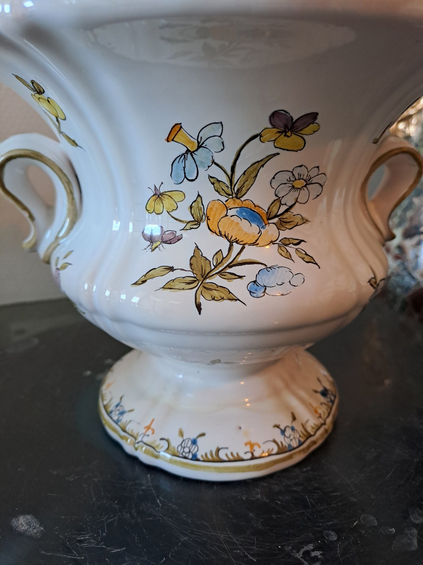 Vase Moustiers. Pique fleurs. Lallier. 27.5 Cm X 19 Cm X 12 Cm.