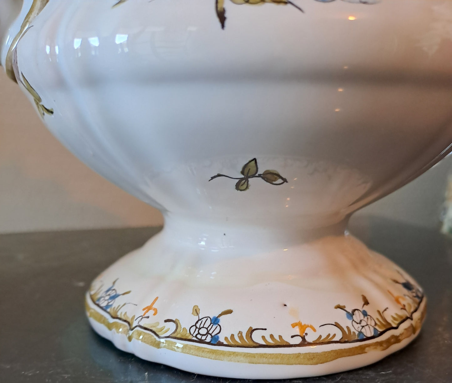 Vase Moustiers. Pique fleurs. Lallier. 27.5 Cm X 19 Cm X 12 Cm.