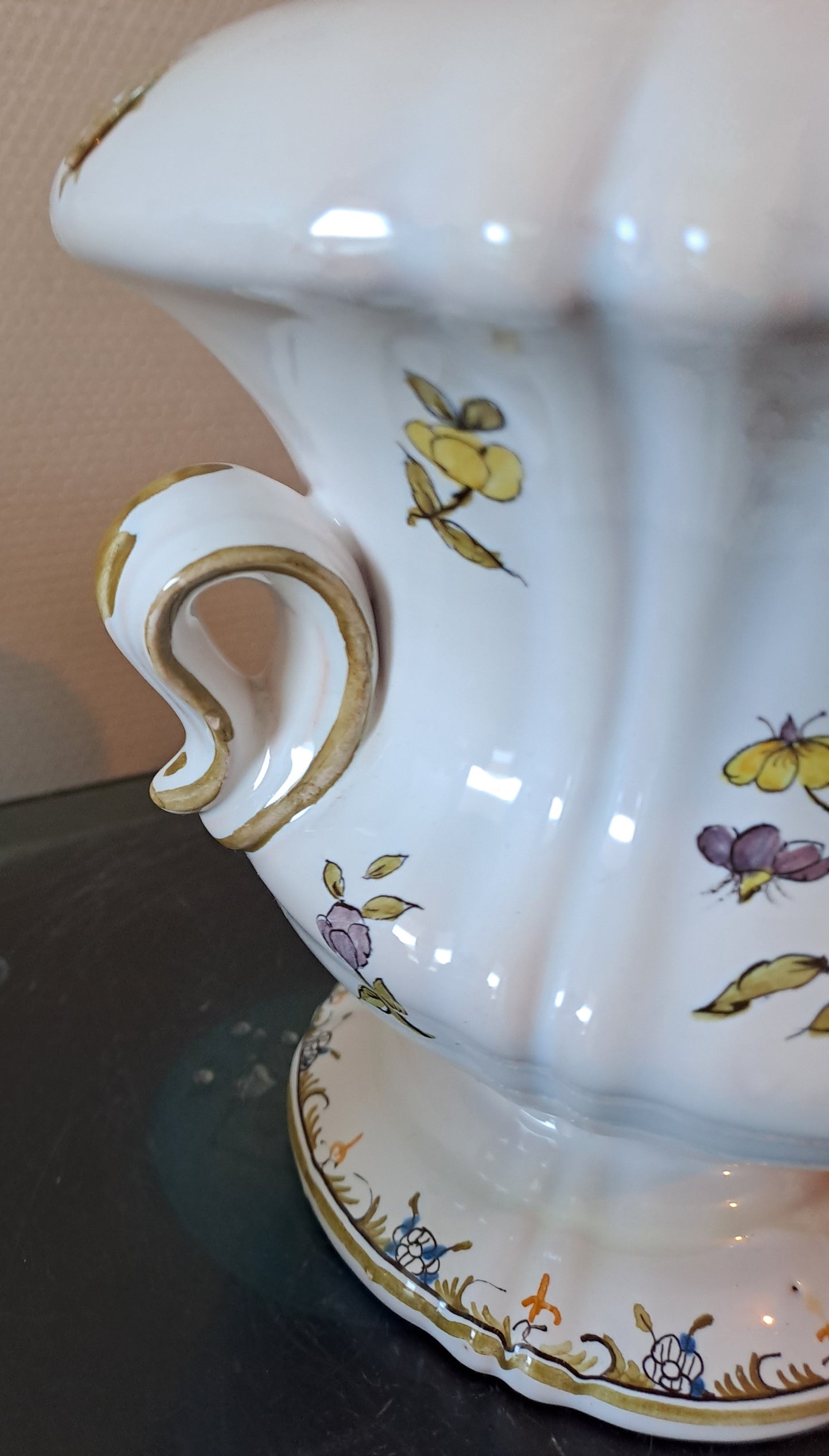 Vase Moustiers. Pique fleurs. Lallier. 27.5 Cm X 19 Cm X 12 Cm.