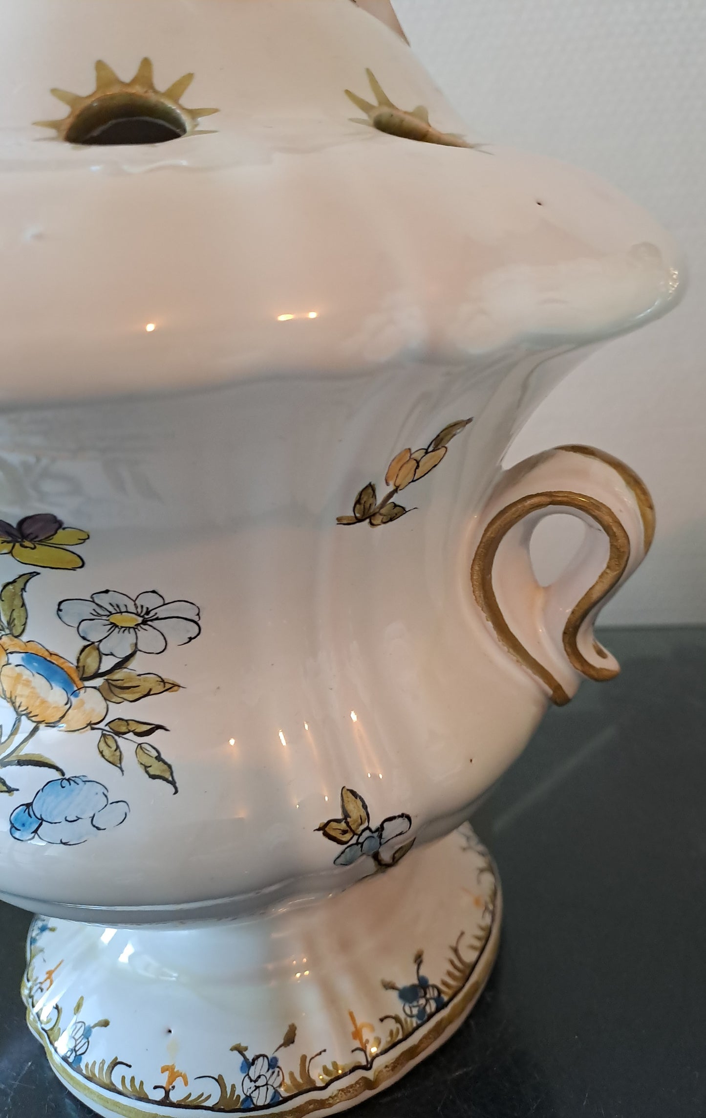 Vase Moustiers. Pique fleurs. Lallier. 27.5 Cm X 19 Cm X 12 Cm.