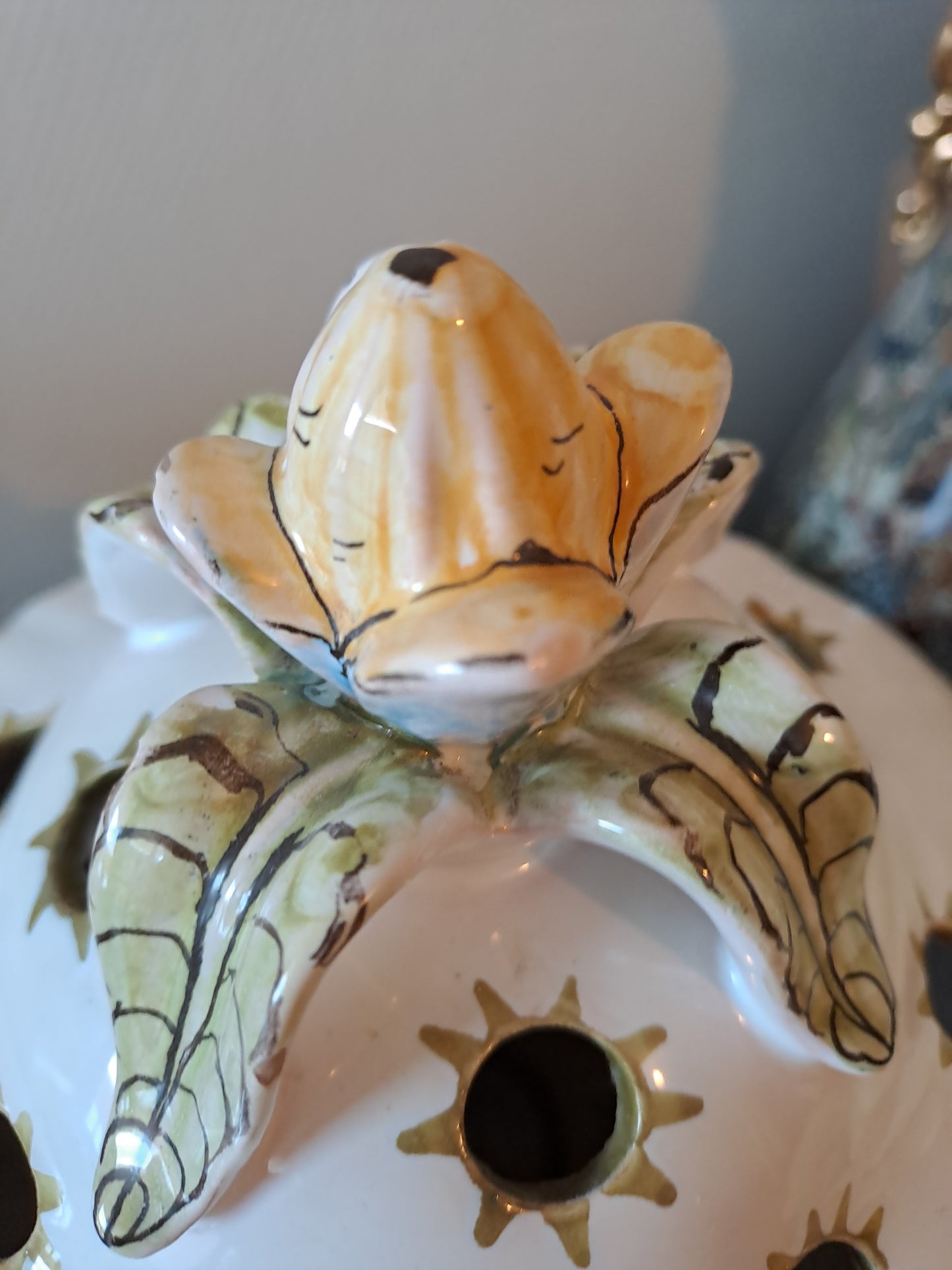 Vase Moustiers. Pique fleurs. Lallier. 27.5 Cm X 19 Cm X 12 Cm.