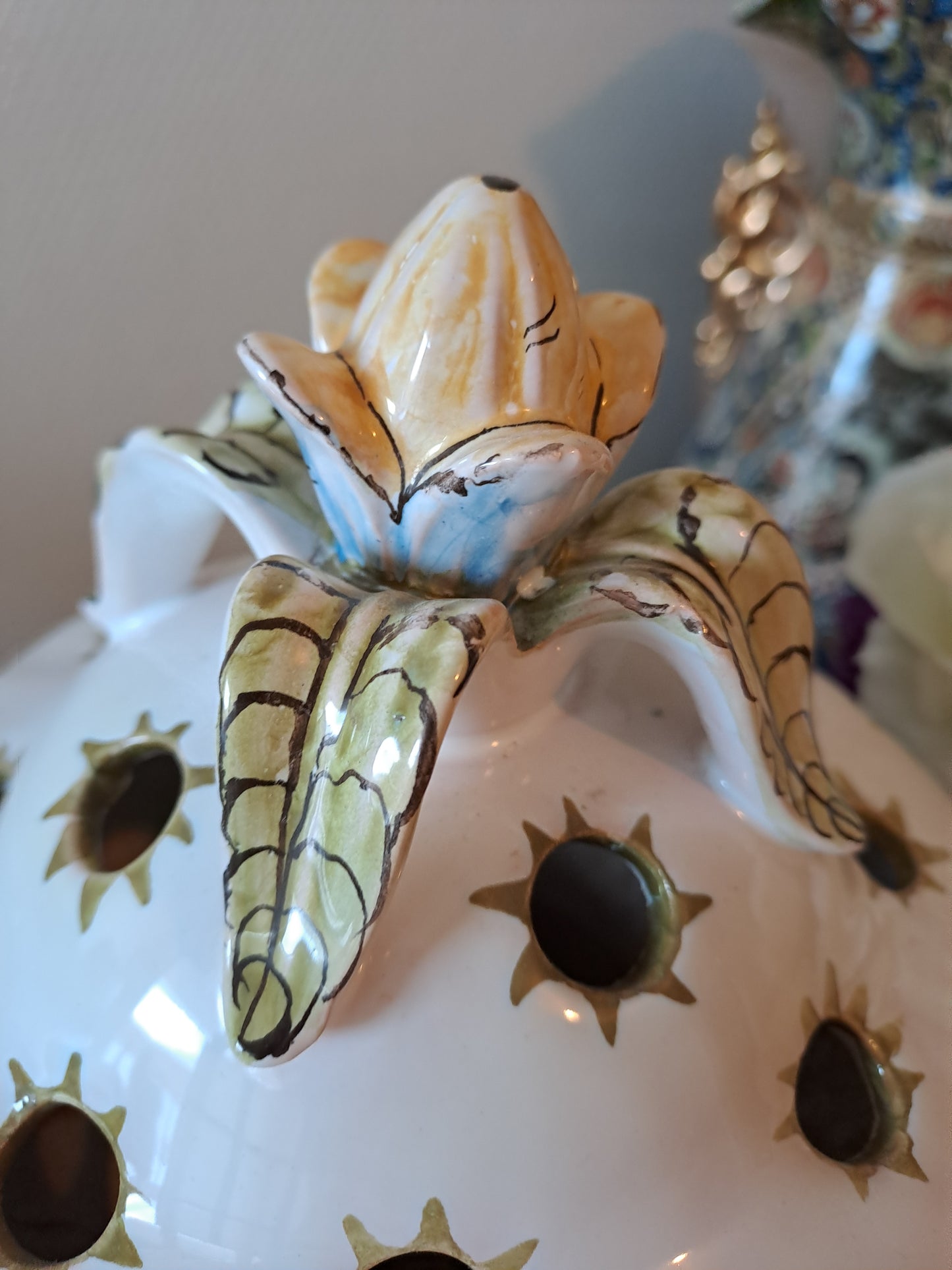 Vase Moustiers. Pique fleurs. Lallier. 27.5 Cm X 19 Cm X 12 Cm.