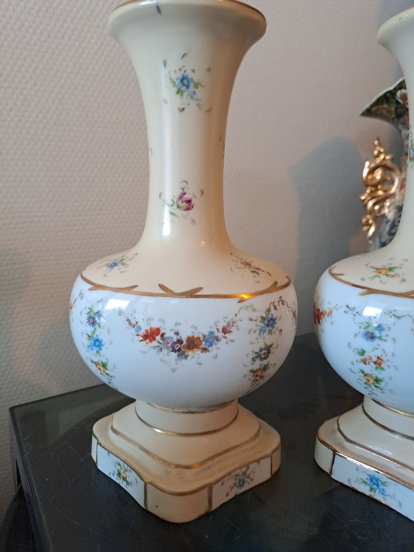 Paire De Vases Louis XV Porcelaine. Couleuvre Rouge Albert Laurent. Années 30