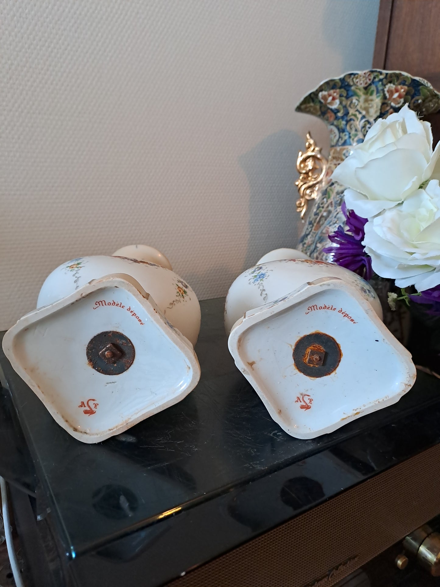 Paire De Vases Louis XV Porcelaine. Couleuvre Rouge Albert Laurent. Années 30