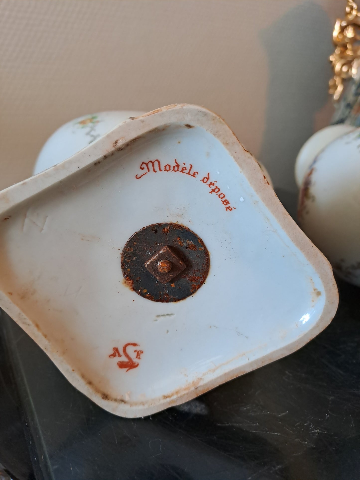 Paire De Vases Louis XV Porcelaine. Couleuvre Rouge Albert Laurent. Années 30